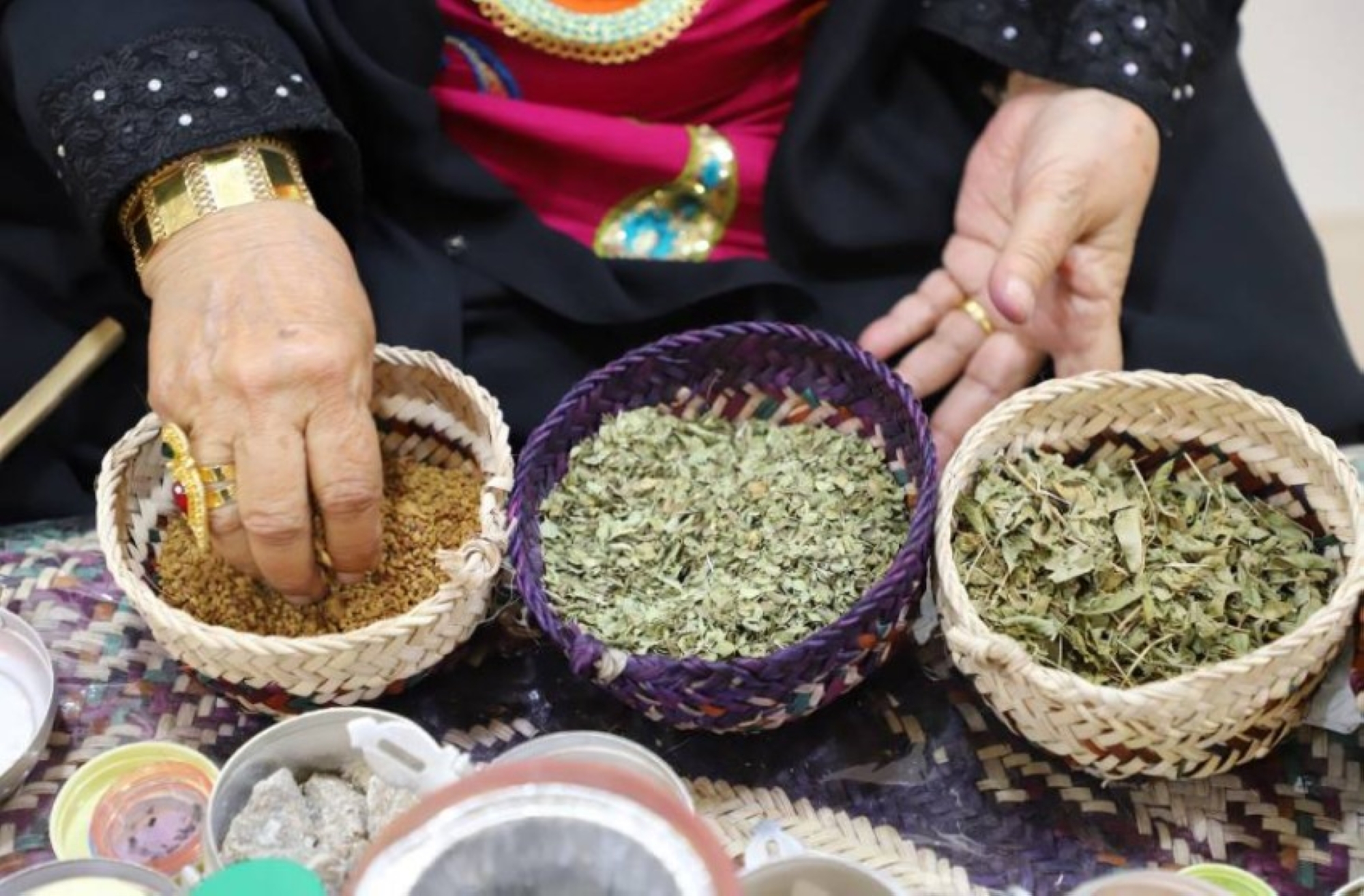 "المداوي".. مهنة توارثها الأجيال