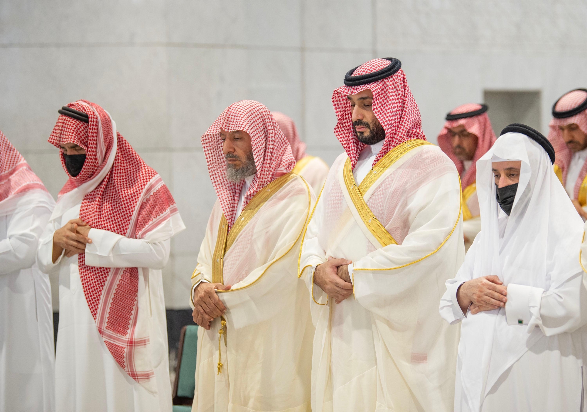 ولي العهد يؤدى "صلاة الميت" على الأمير ممدوح