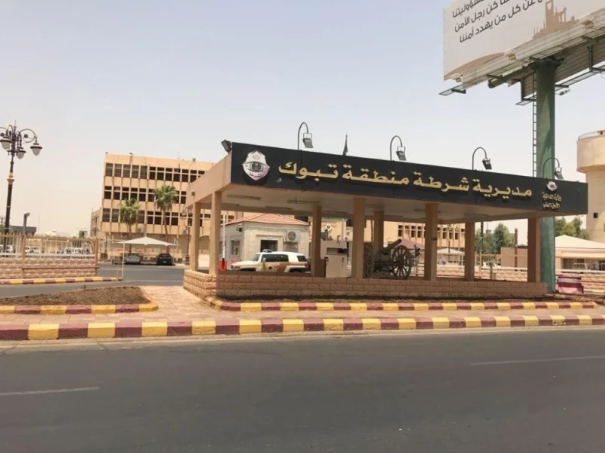 رجل يسكب "البنزين" على زوجته بتبوك