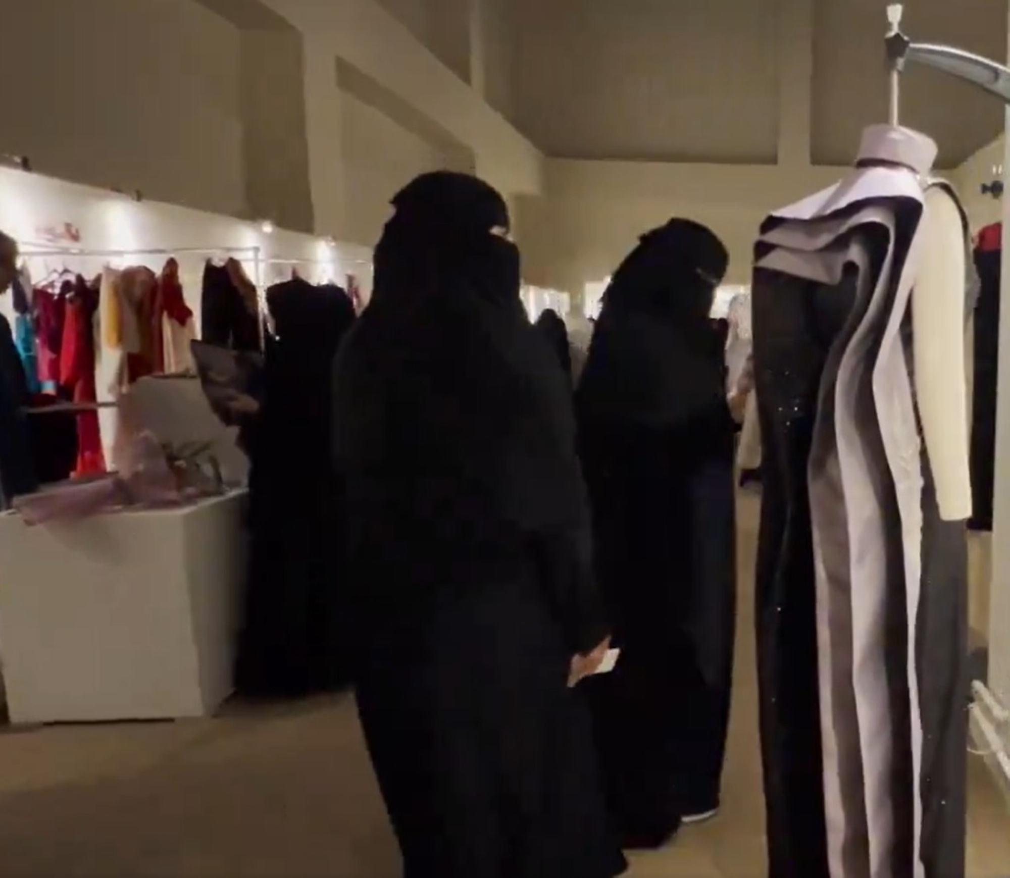 "معرض أزياء" لإبداعات طالبات جامعة نورة