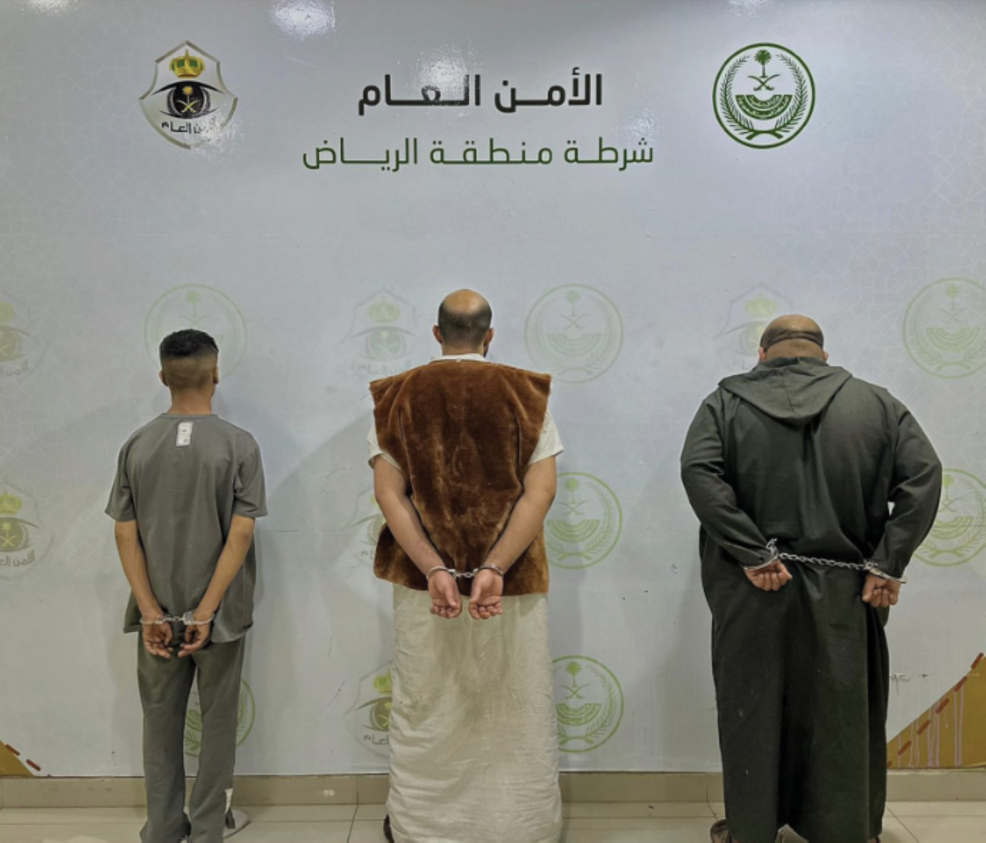 "مطاردة" و"مداهمة" تنتهي بالقبض على 3 متهمين