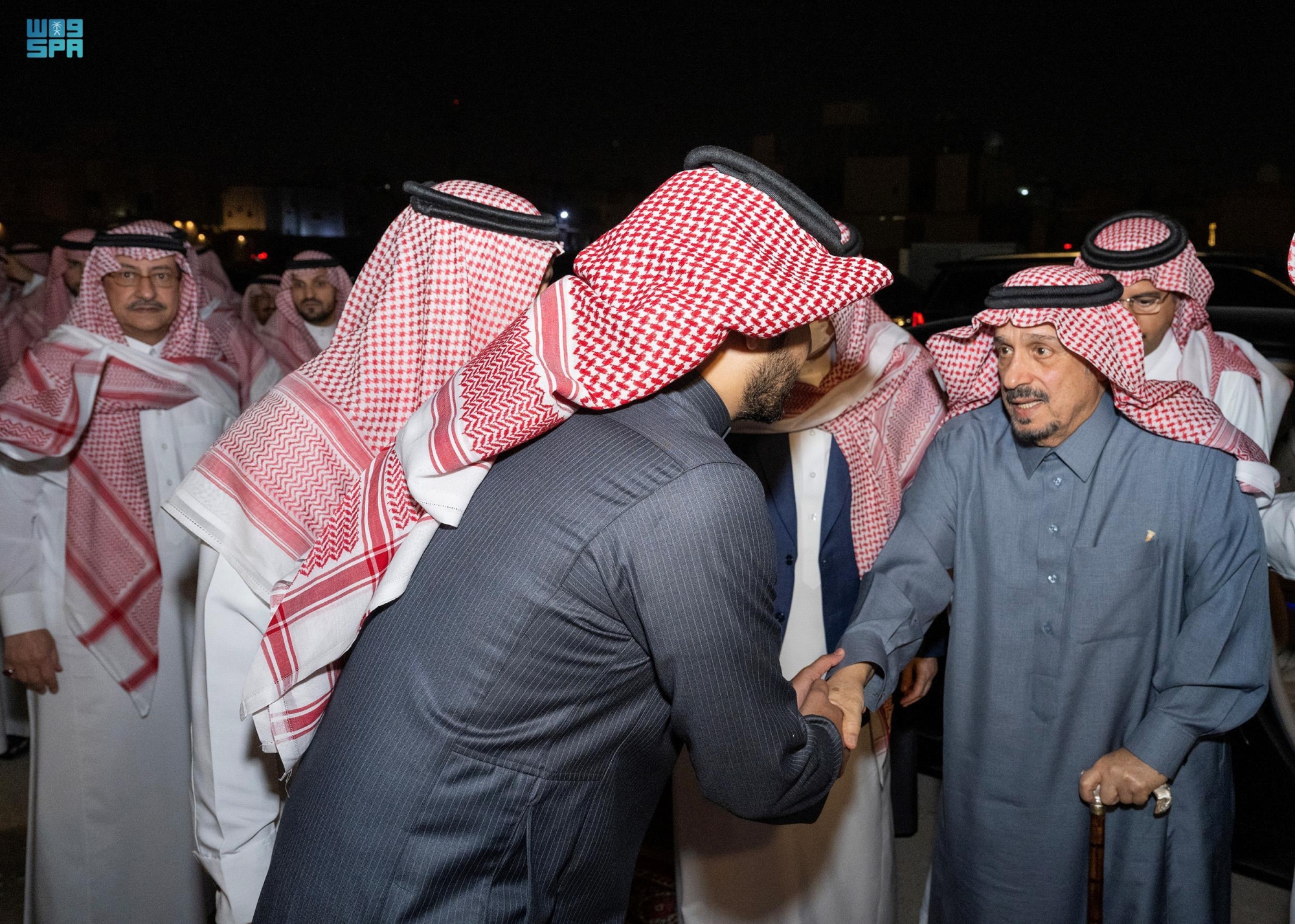 "أمير الرياض" يواسي أسرة "الطيار العتيبي"