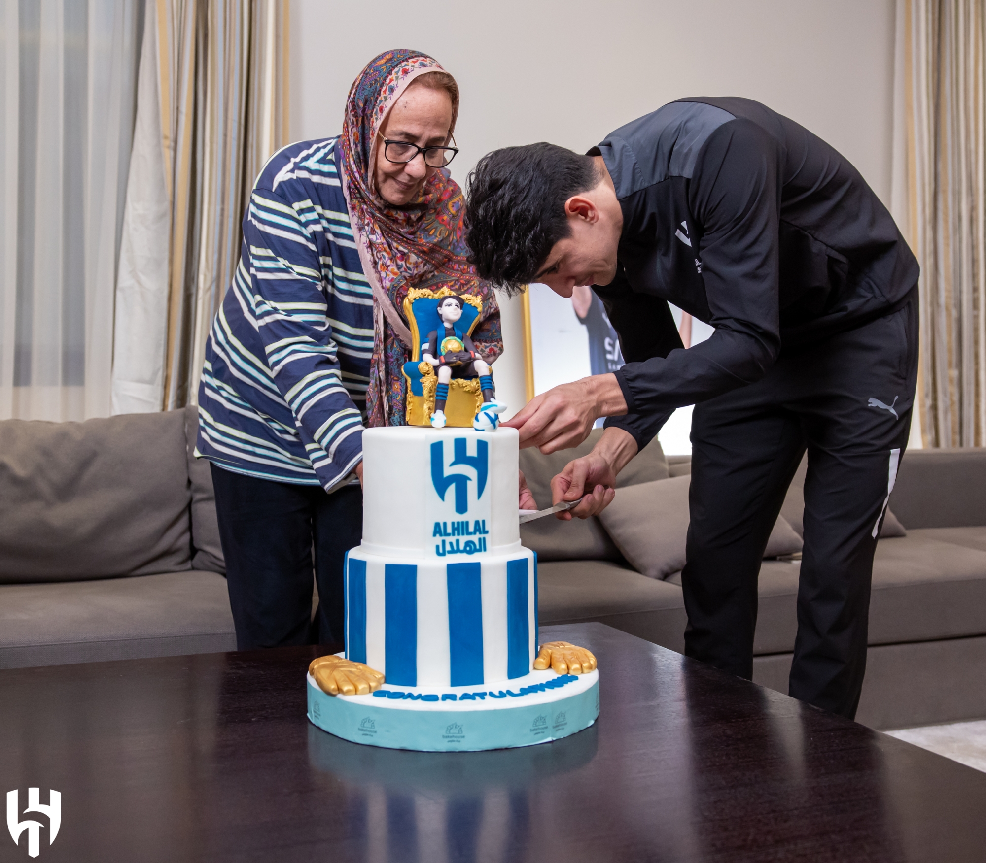 "بونو" يحتفل بجائزة الأفضل مع "والدته"