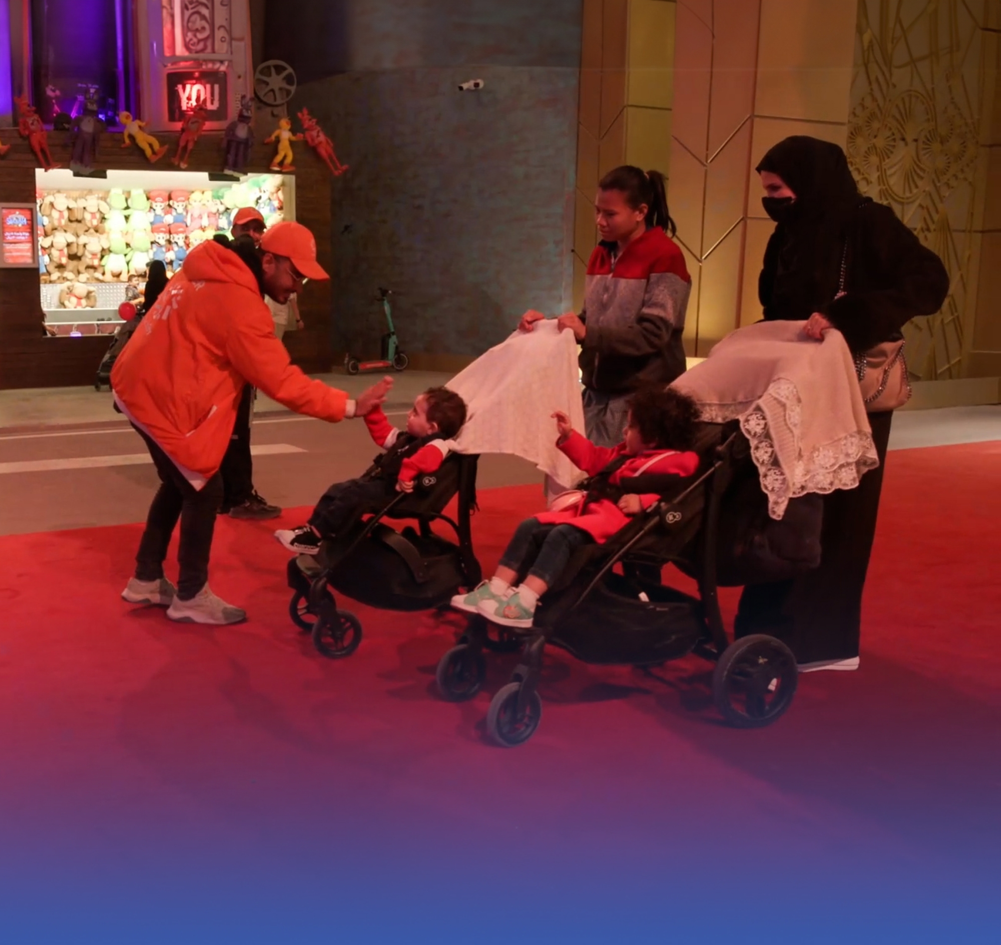 "المنظمون".. جنود مجهولون بـ"موسم الرياض"