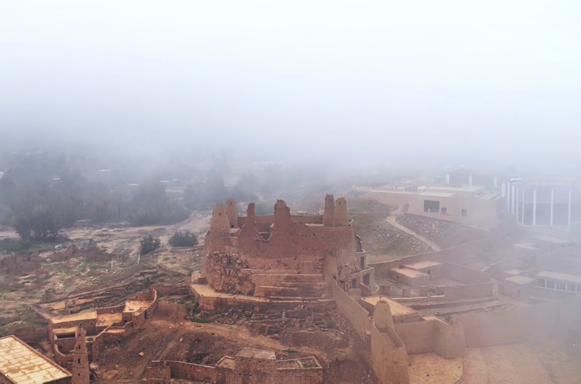 "الضباب" يعانق "آثار الجوف"