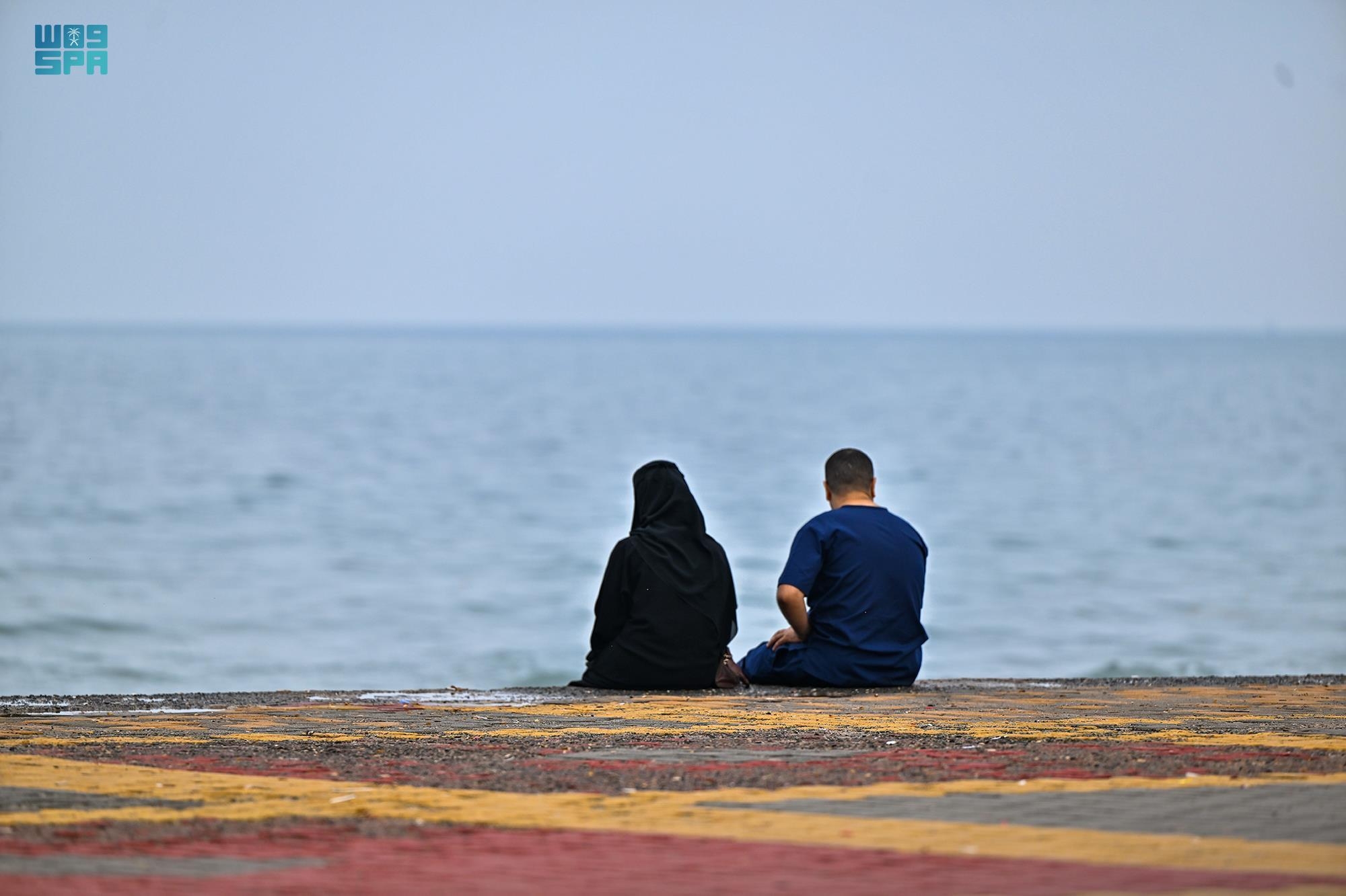 الأمطار تدفع الأهالي للشواطئ والمتنزهات بجازان والشرقية