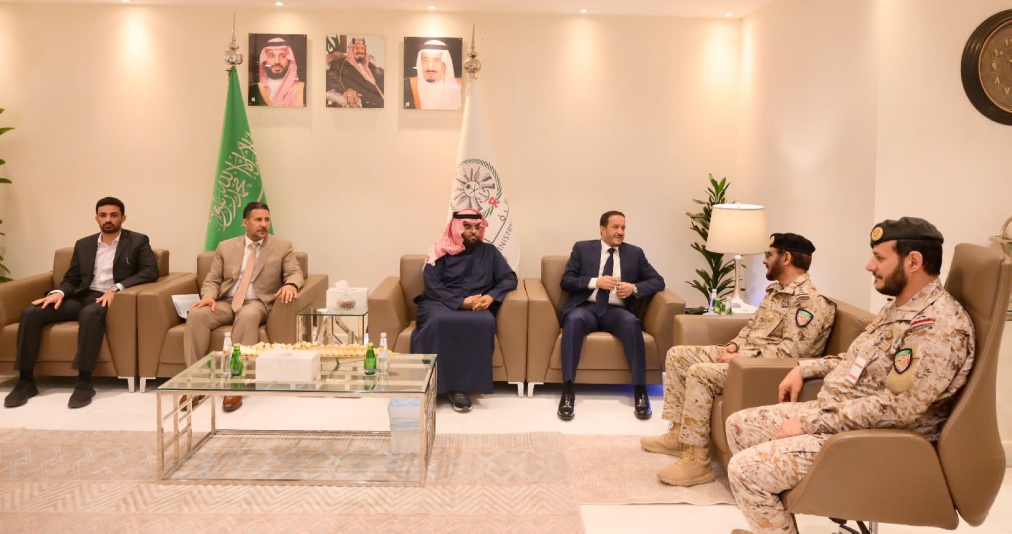 بحث الموقف العام لتحقيق الأمن باليمن