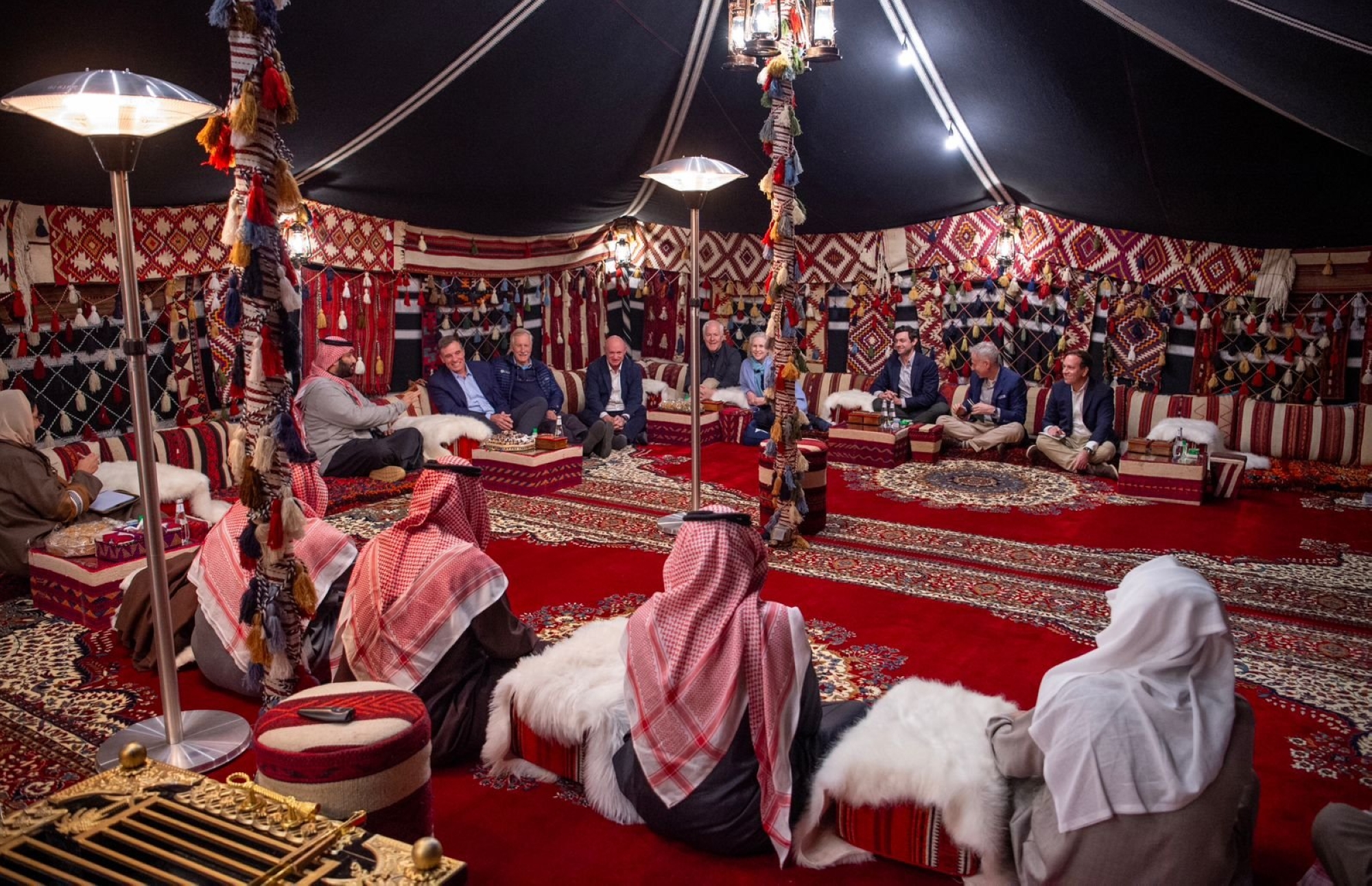 ولي العهد يستقبل "مشرّعين أمريكيين" بالمخيم الشتوي