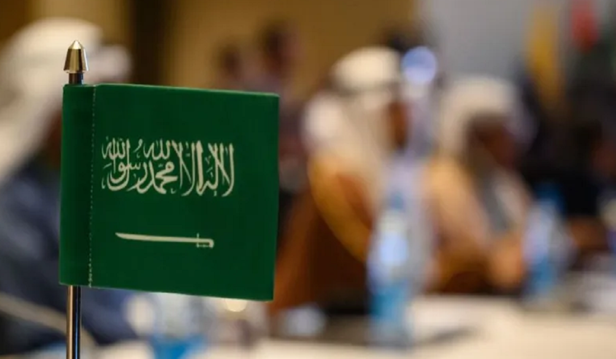 حامل "الإقامة المميزة" بحكم "المقيم" بالإجراءات
