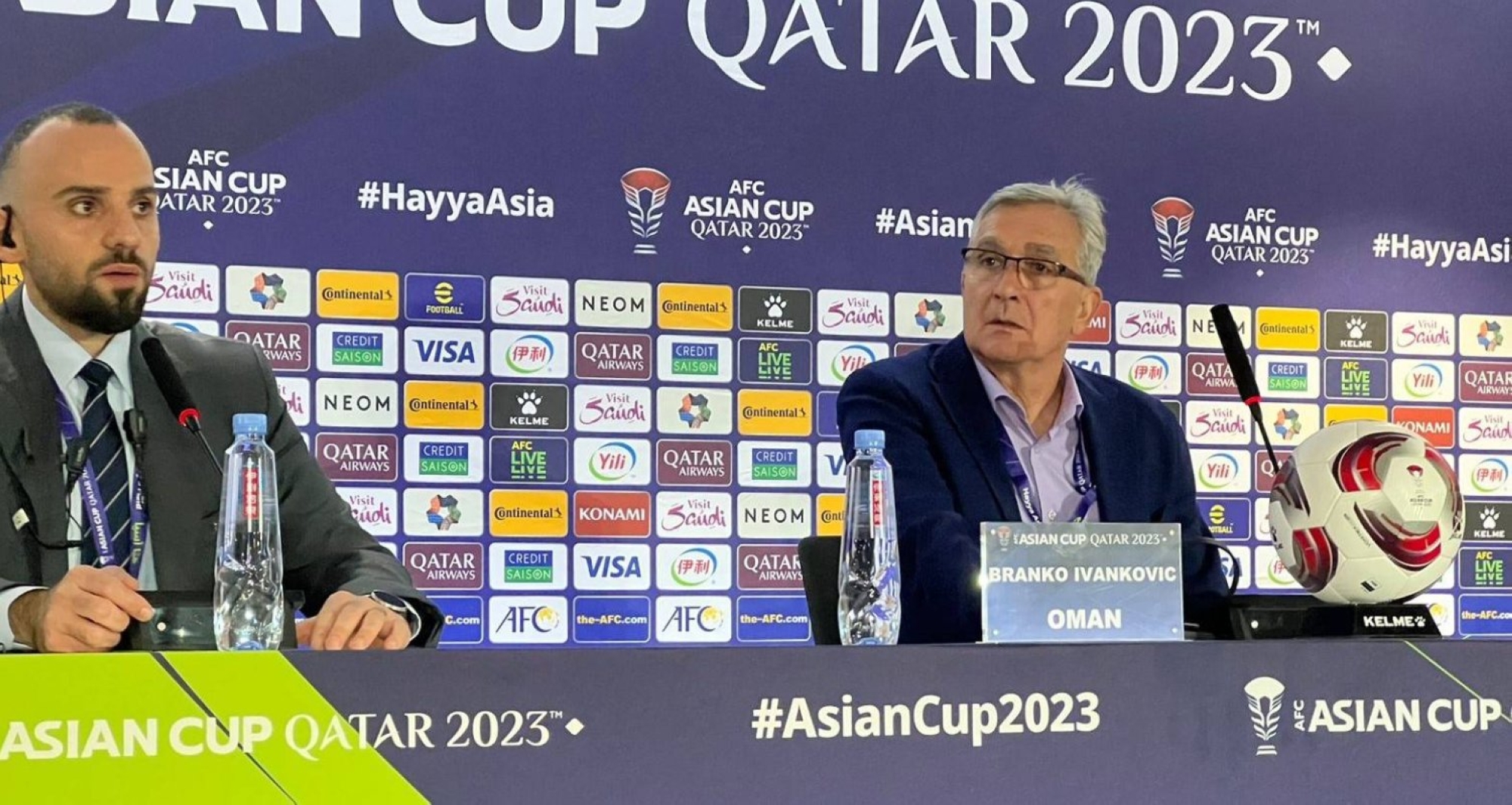 "مدرب عُمان" يهنئ الأخضر بـ"الفوز"