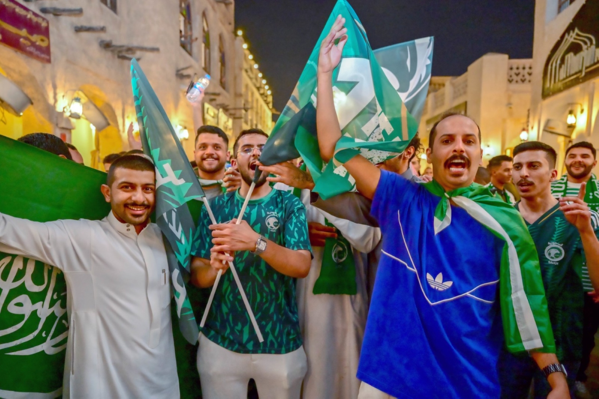 فرحة وأهازيج.. جماهير الأخضر تجوب "واقف"