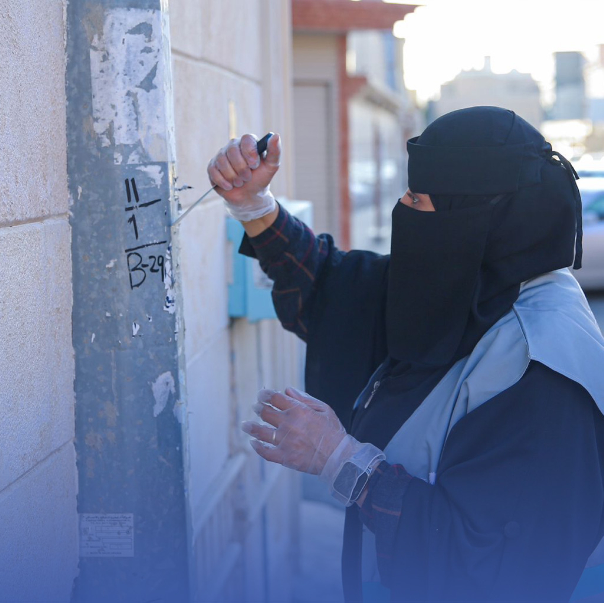حملة لإزالة "الملصقات" العشوائية بالعاصمة المقدسة