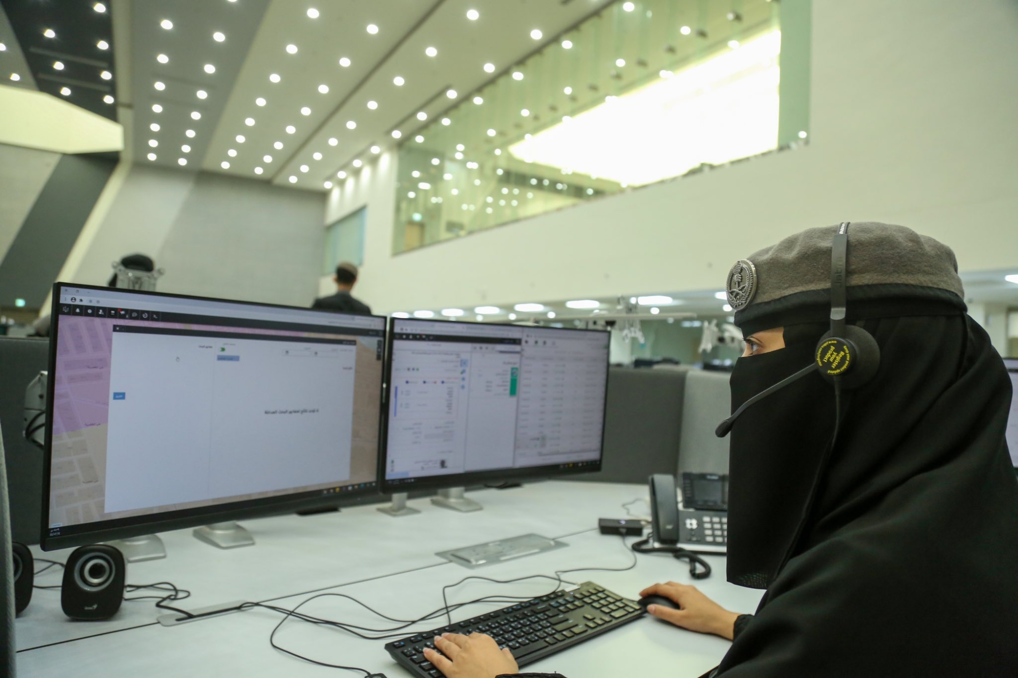 يجيب المركز عن الاستفسارات من خلال أنظمة آلية ومتطورة