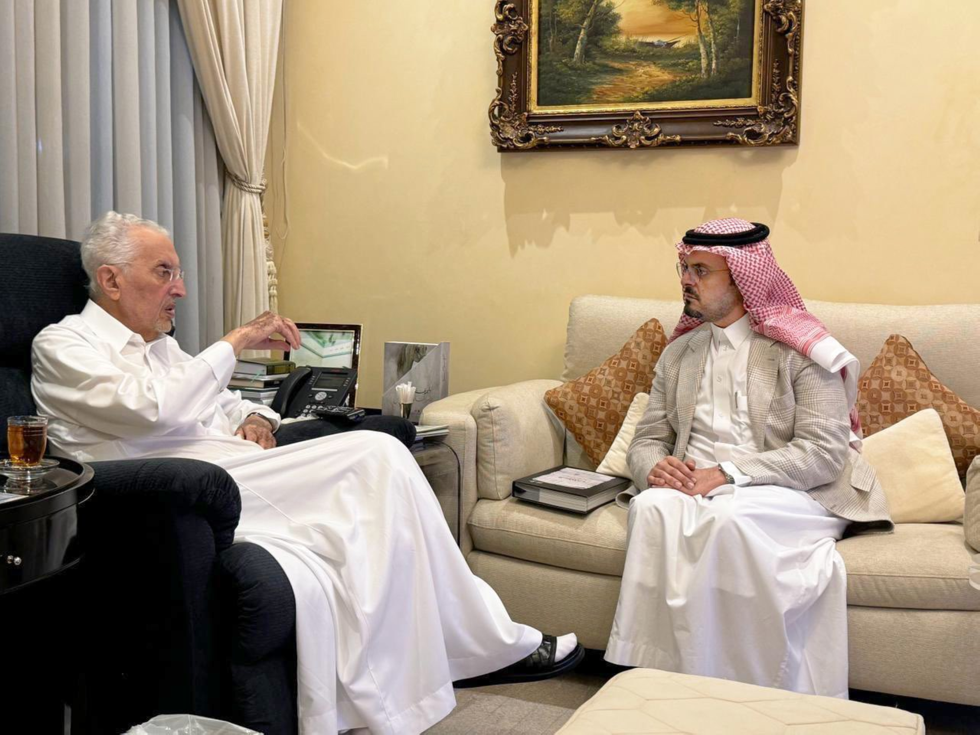 سعود بن مشعل "يطمئن" على صحة خالد الفيصل