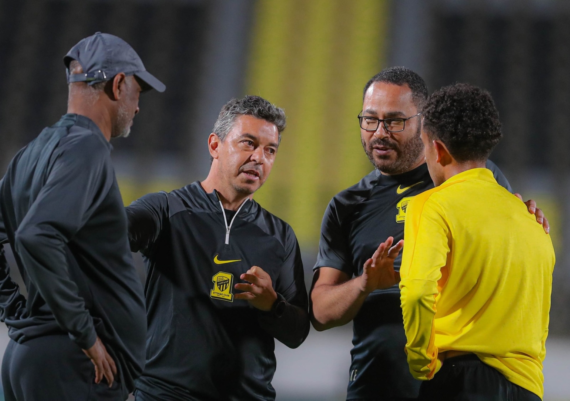 "لاعبان أجنبيان" يورطان "الاتحاد"