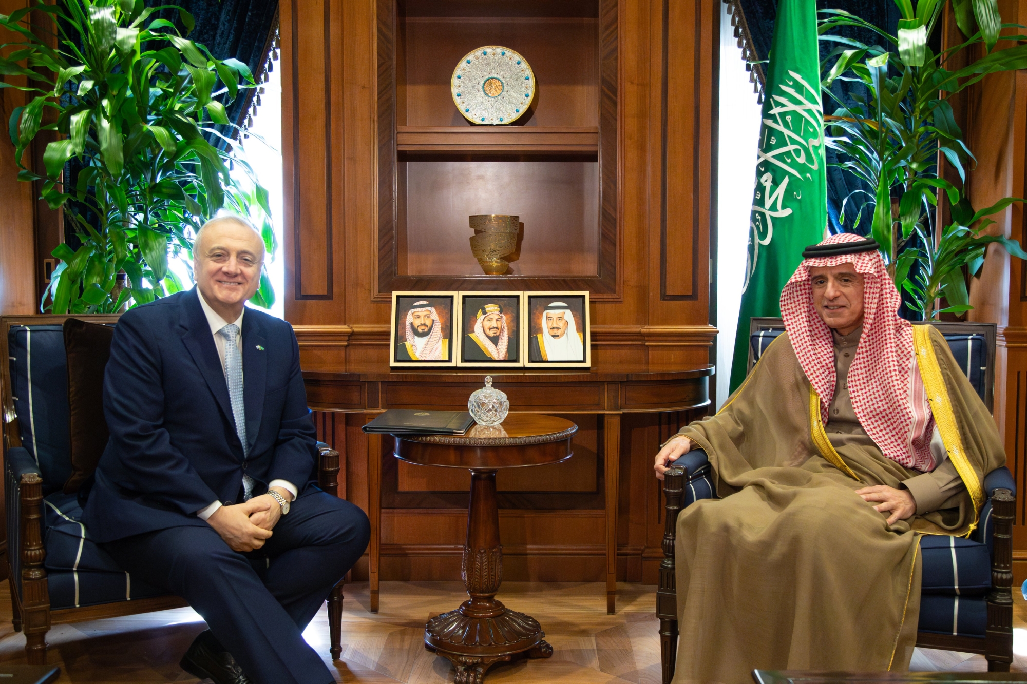 "الجبير" يلتقي 3 سفراء