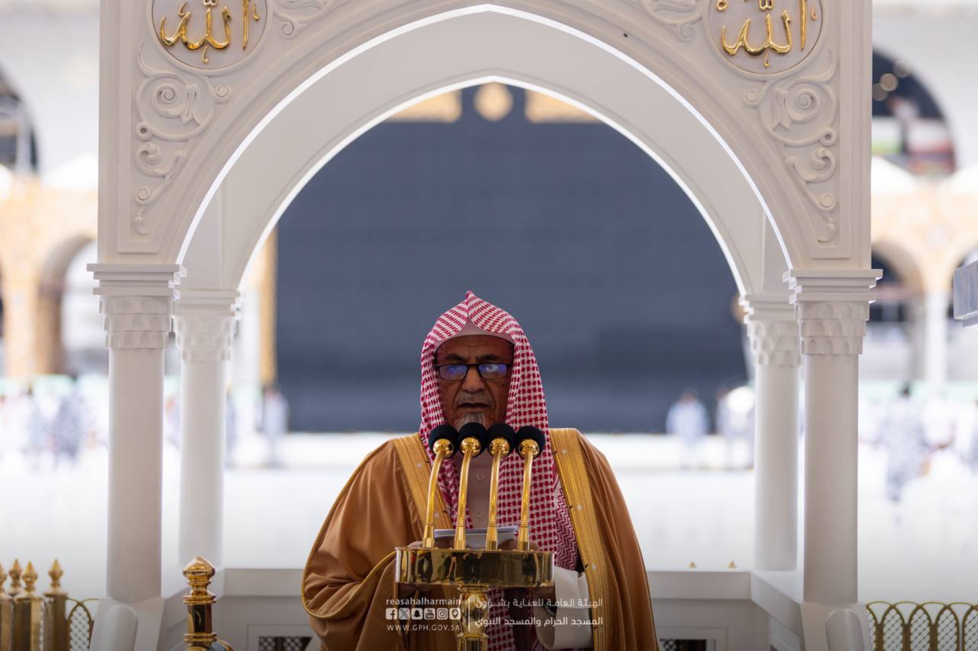 بن حميد بـ"خطبة الجمعة": احترموا "المعلمين"