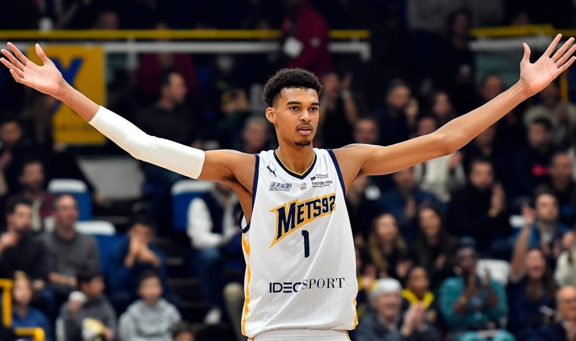 ويمبانياما يسجل رقماً غائباً منذ 34 عاماً في "NBA"