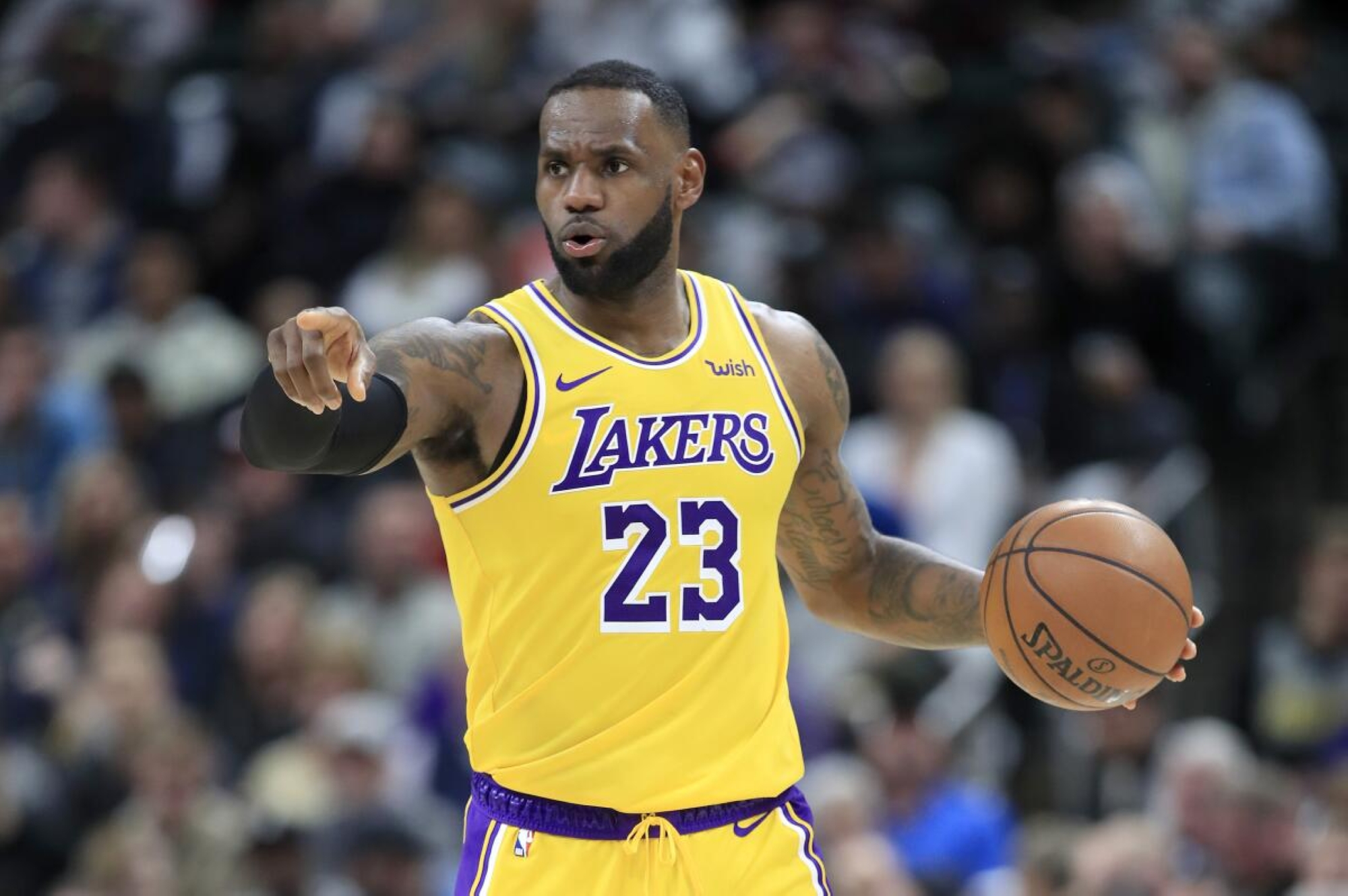 الغموض يحيط مستقبل جيمس في "NBA"
