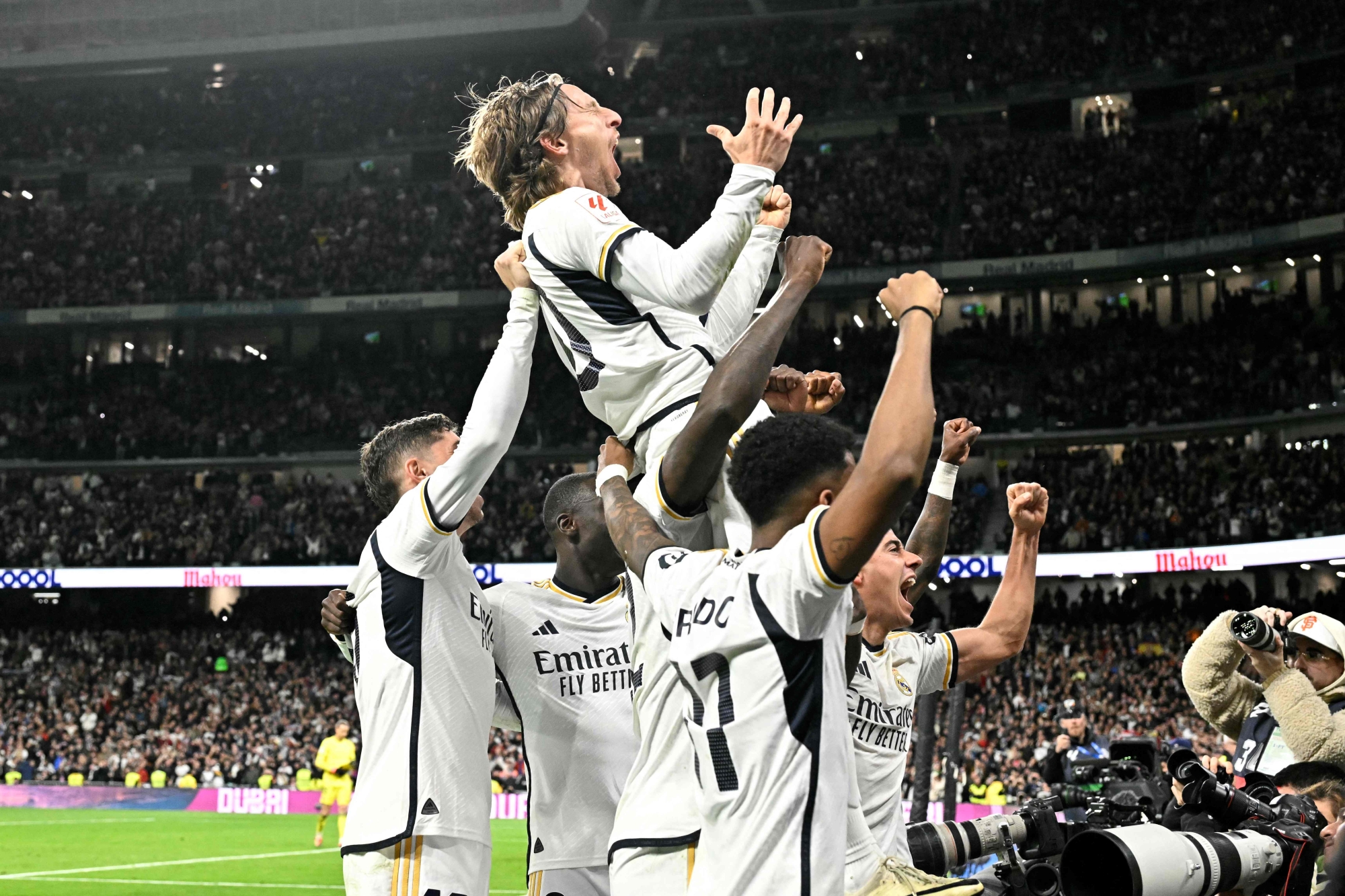 "مودريتش" يقود الريال للفوز على إشبيلية