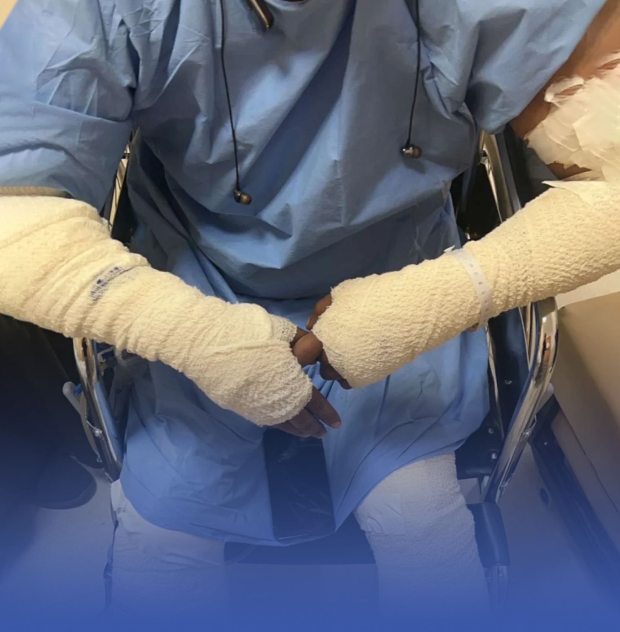 "كلاب ضالّة" أوقفت قلب مواطن.. وباغتت "مسعفيه"