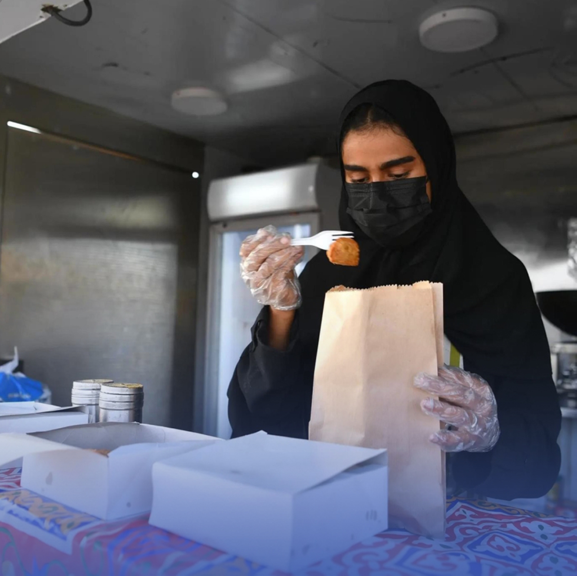 "الأسر المنتجة" تعزز الروابط الاجتماعية بإفطار "العزاب"