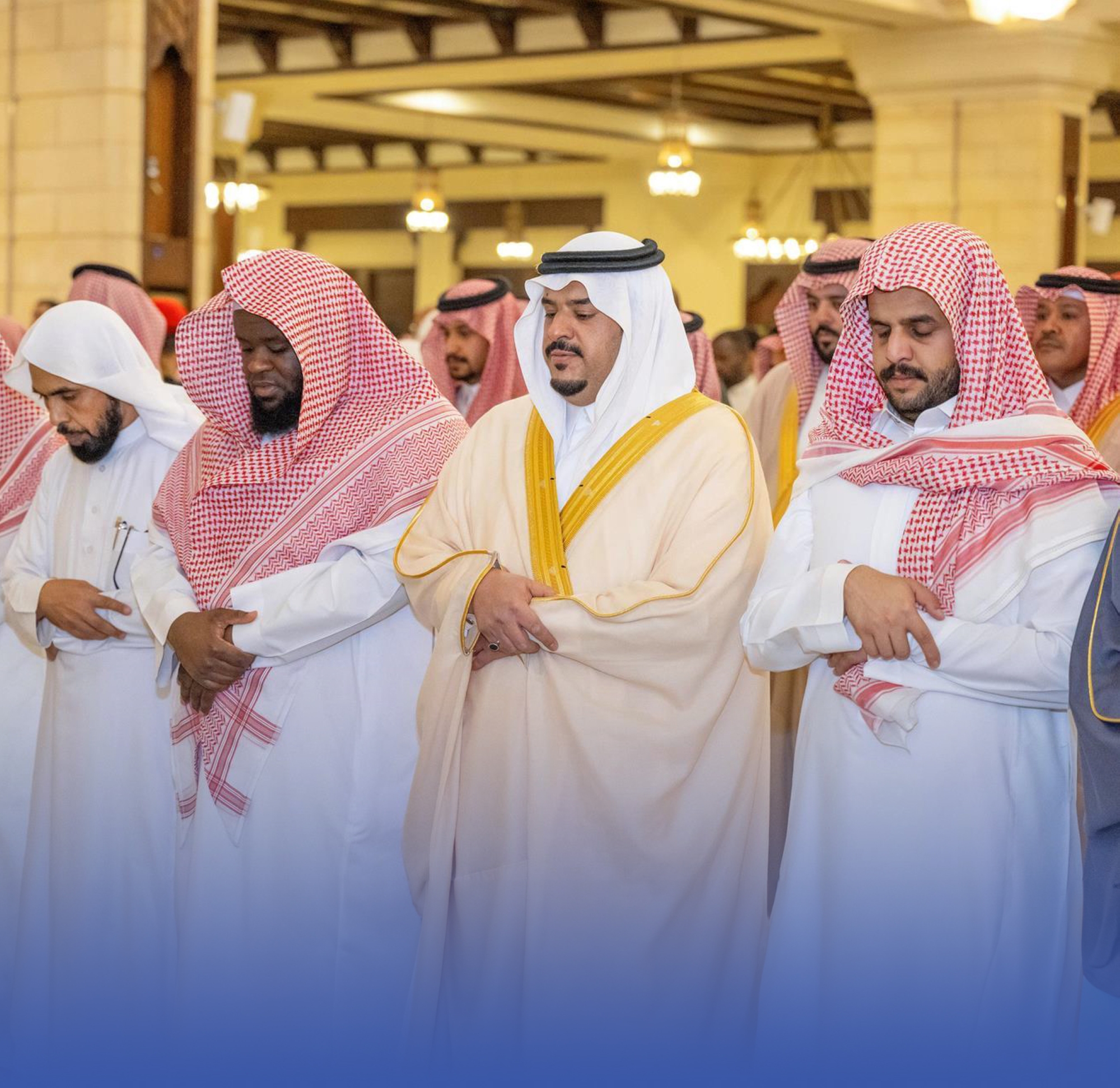 نائب أمير الرياض يؤدي "صلاة الميت" على خالته