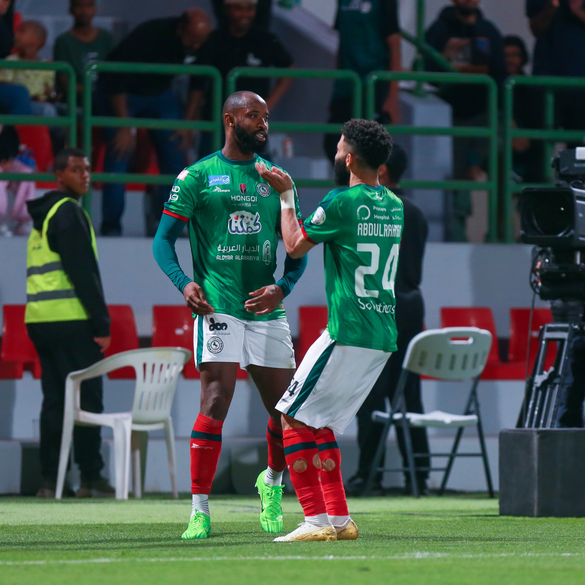 عدسة "سبورت 24" تلتقط أجواء مباراة الاتفاق والأهلي
