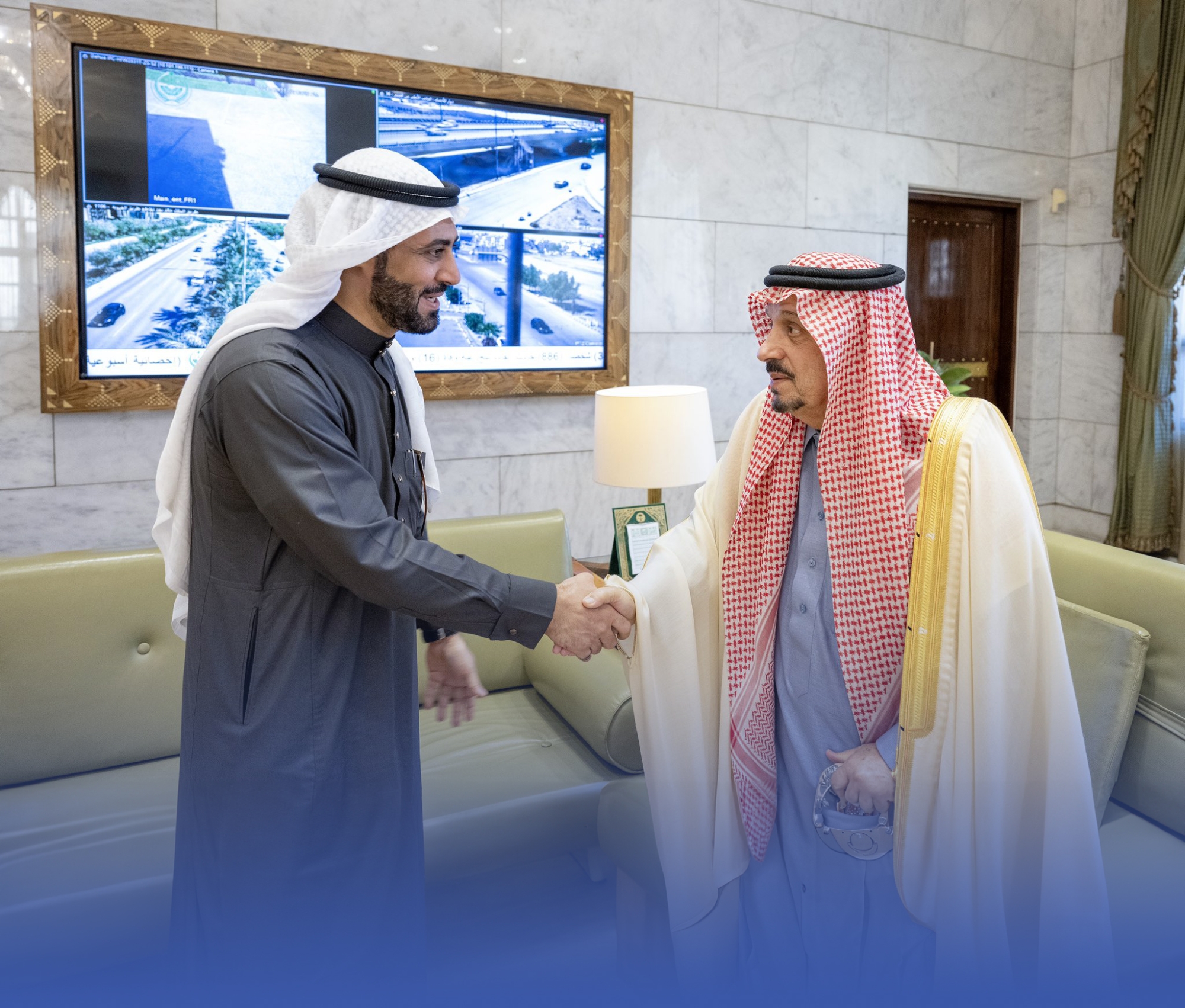 أمير الرياض يستقبل منقذ الطفل من "الدهس"
