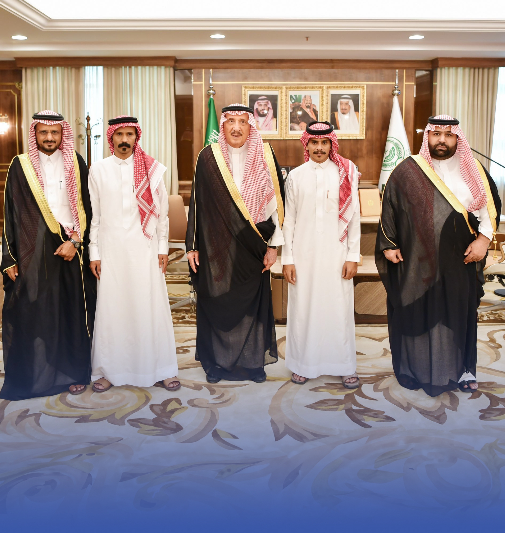 تكريم مواطنين أنقذا أسرة احتجزتها السيول بالريث