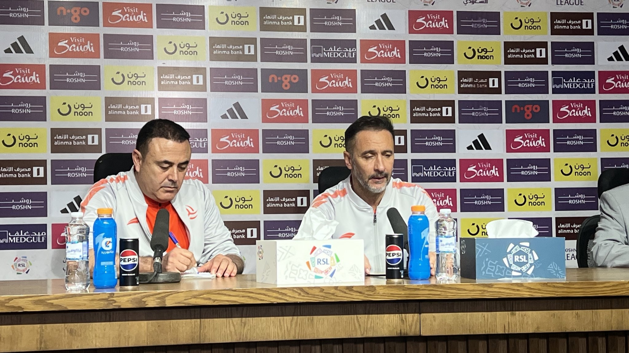 "بيريرا" يلوم التحكيم بعد التعادل مع الطائي