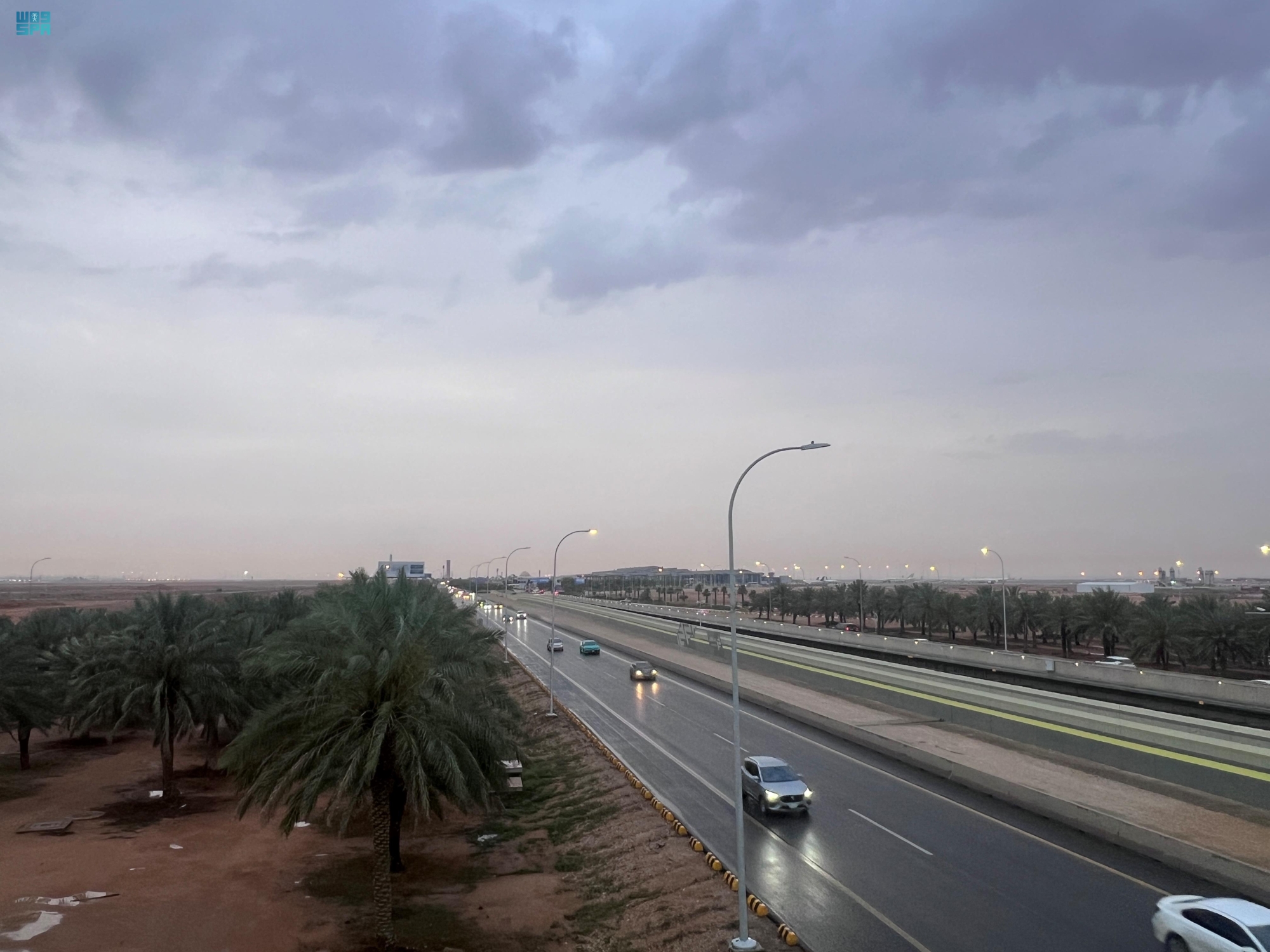 أمطار وغيوم الرياض تشكل أجواء ساحرة