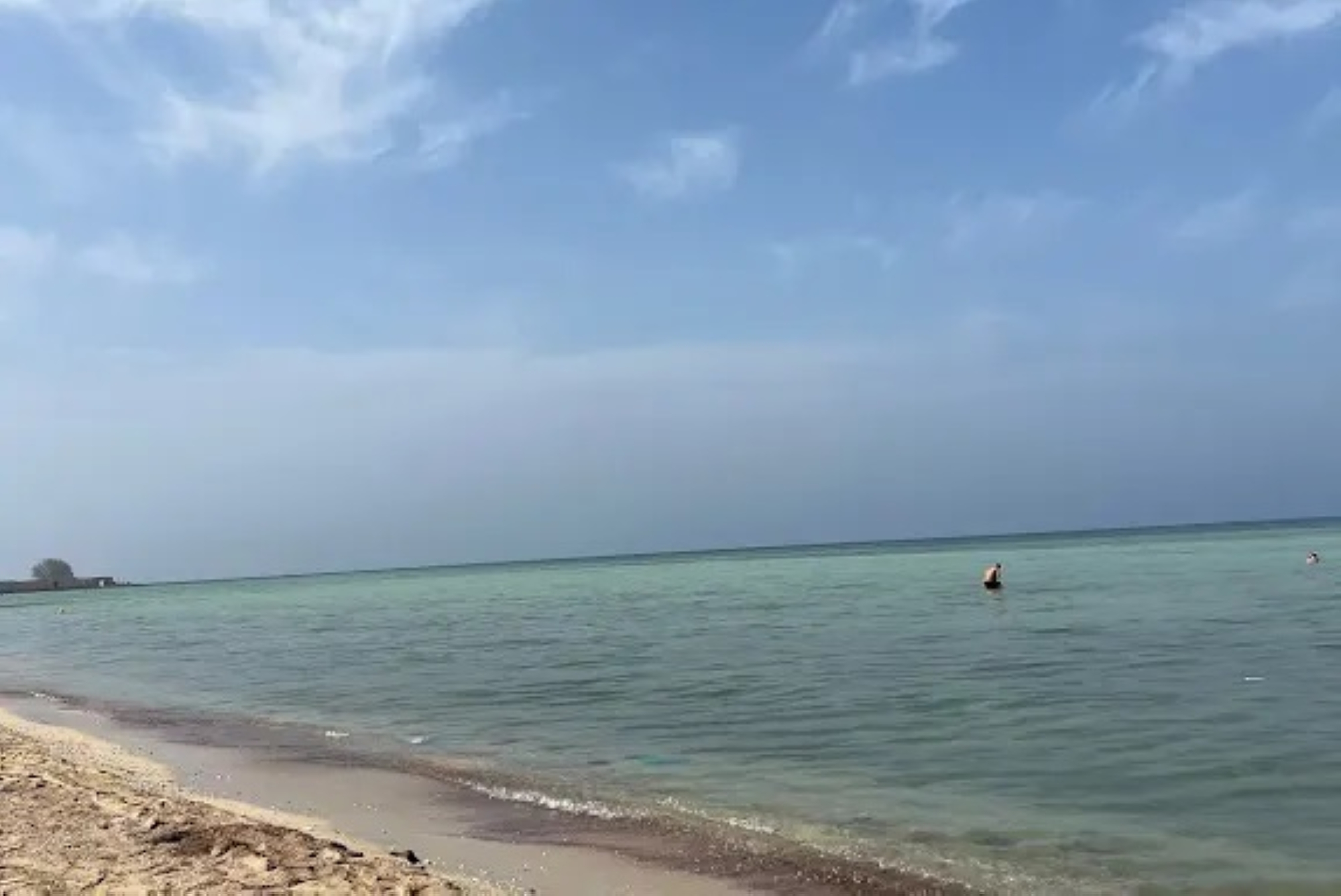 ضبط متنزهين لصيدهم بمسدسات بحرية بخليج سلمان