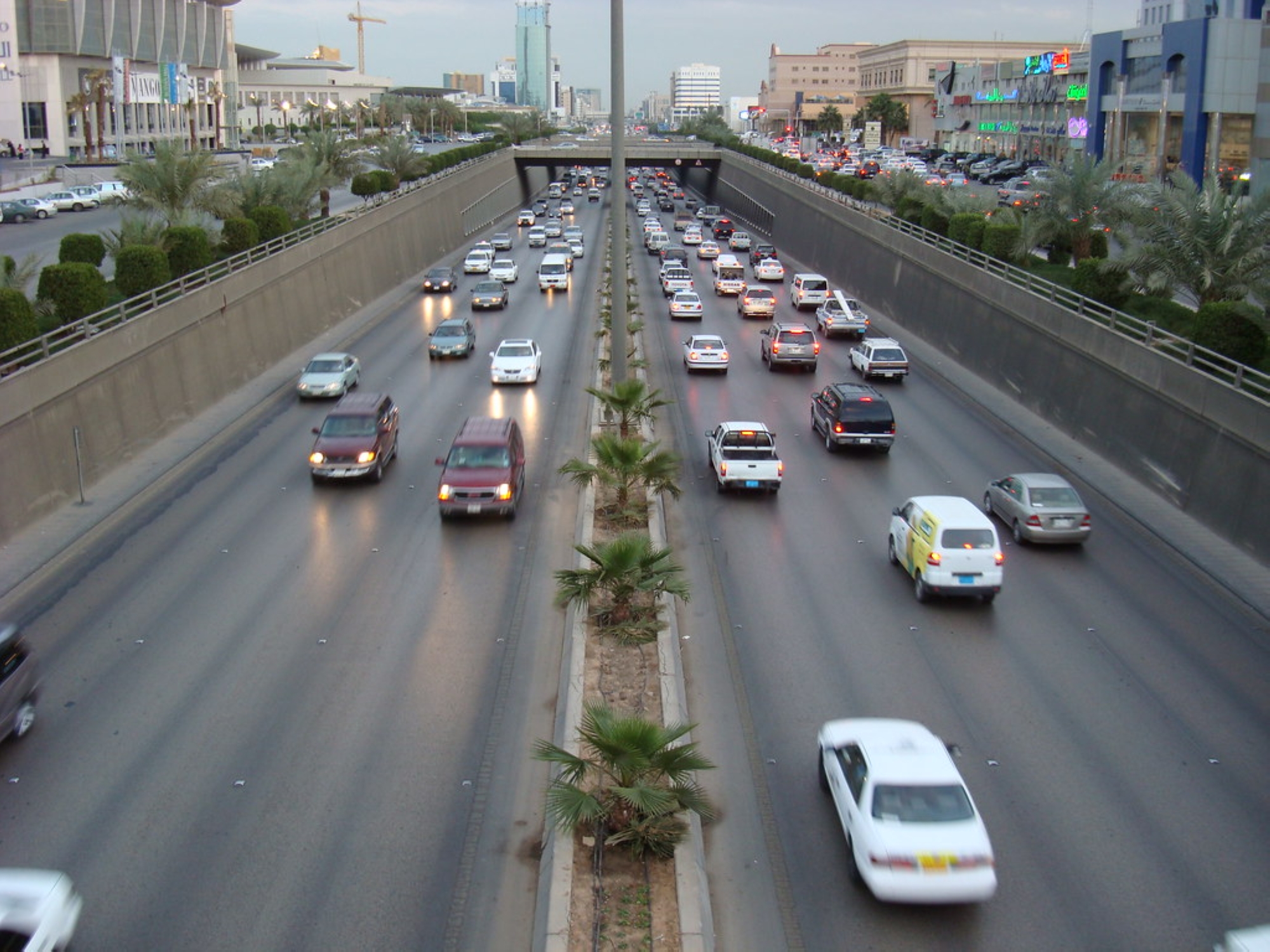 إعادة سفلتة طريق الملك فهد مع تقاطعات رئيسية