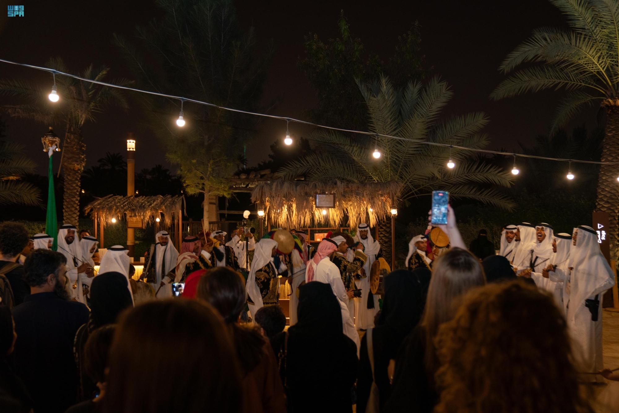 "العروض الفلكورية".. حدائق الرياض ترحب بزوارها