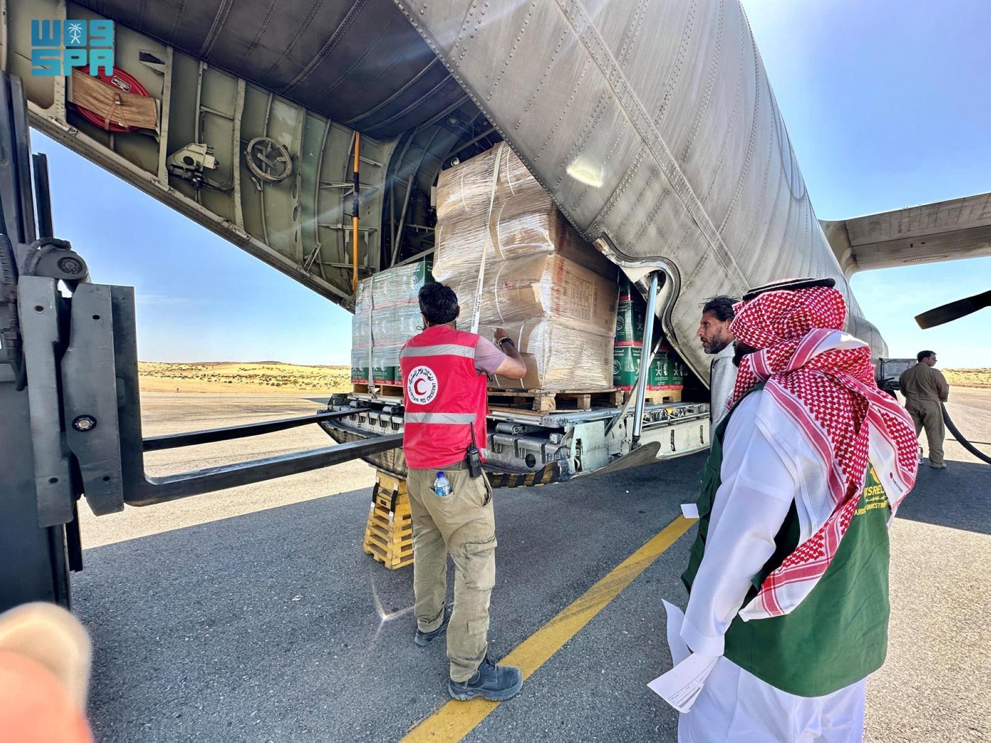 الطائرة الـ45 لإغاثة غزة تصل إلى العريش