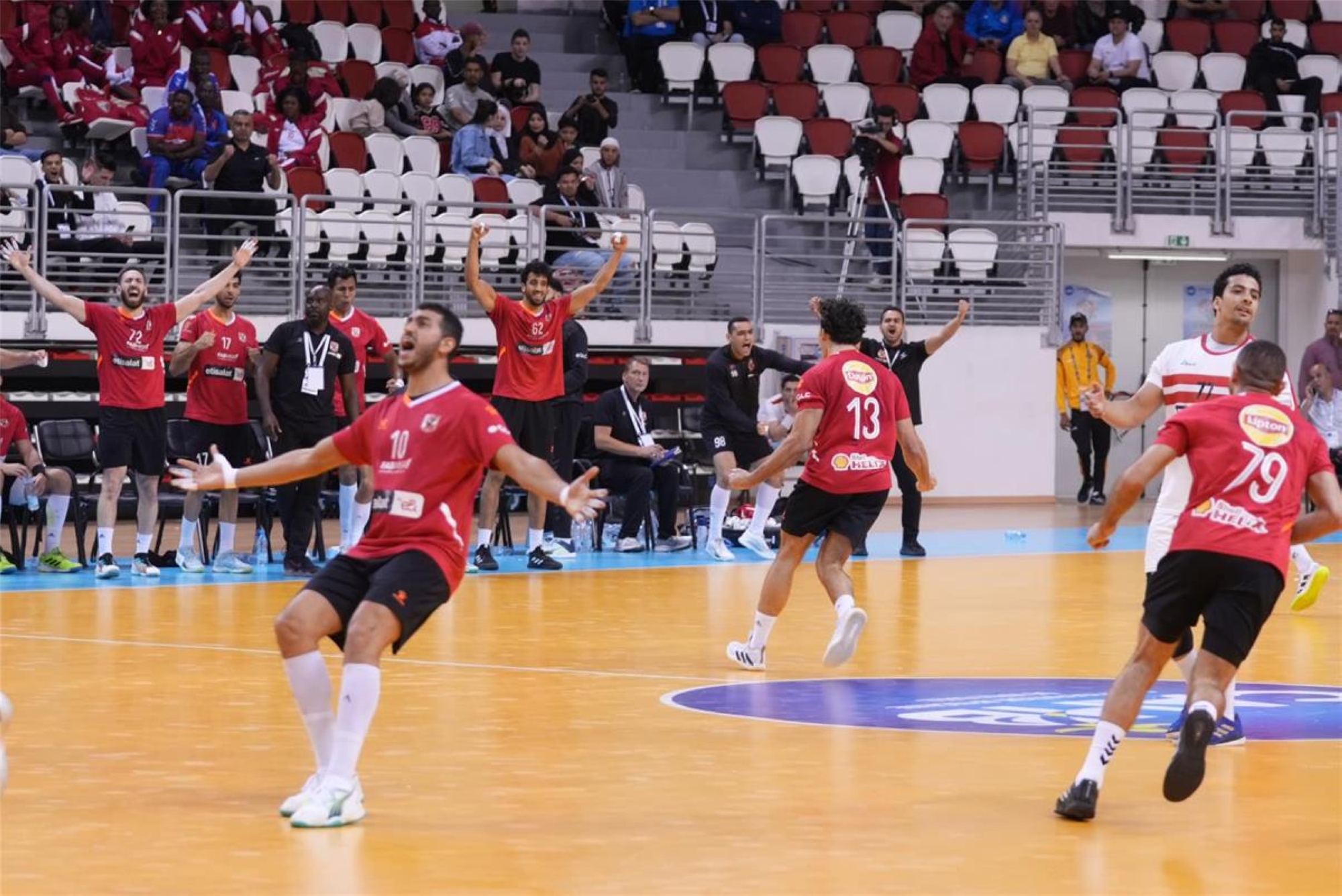 يد الأهلي تُتوج بالسوبر الأفريقي على حساب "الزمالك"
