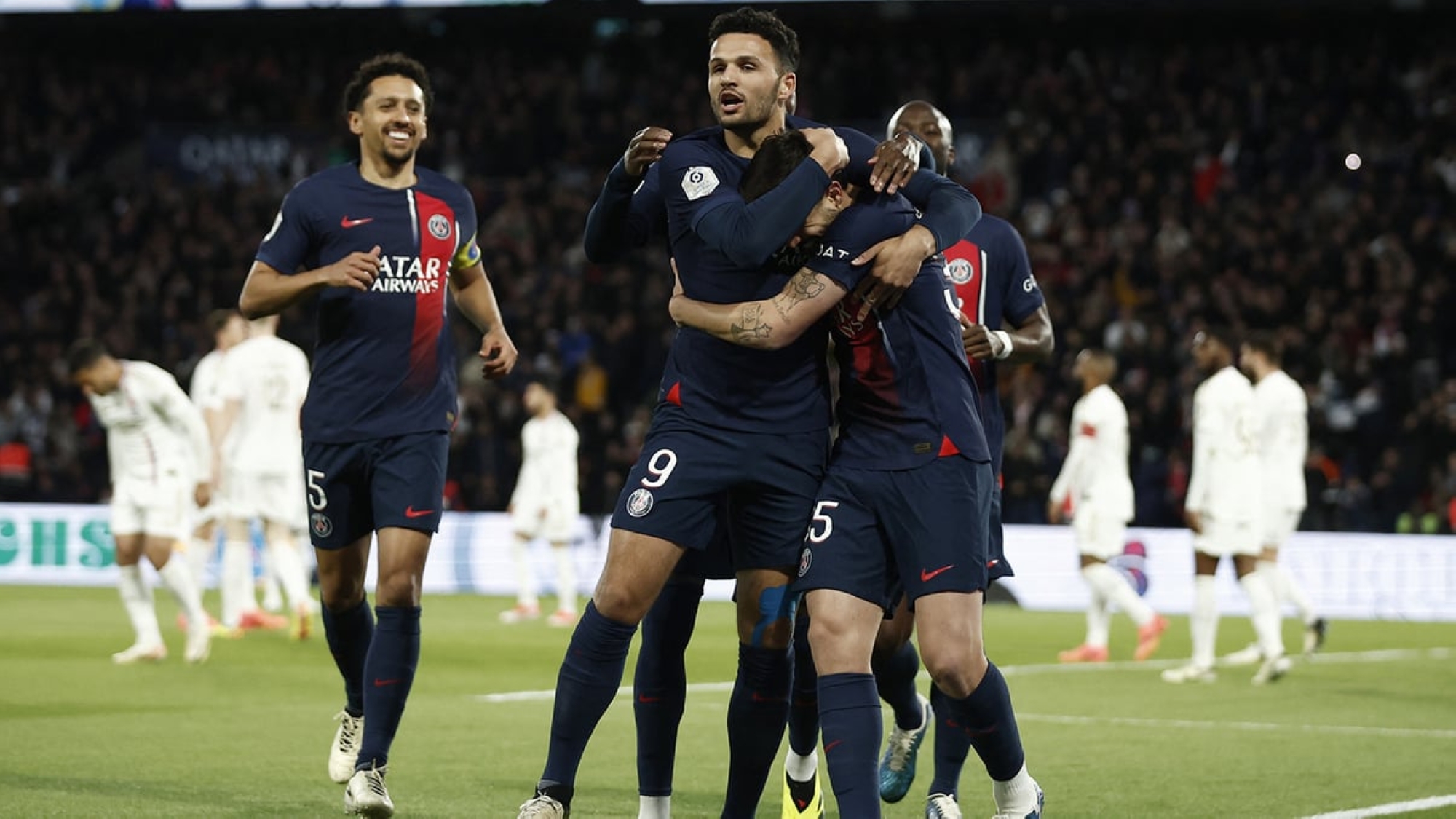 باريس يقترب من الدوري الفرنسي برباعية في ليون