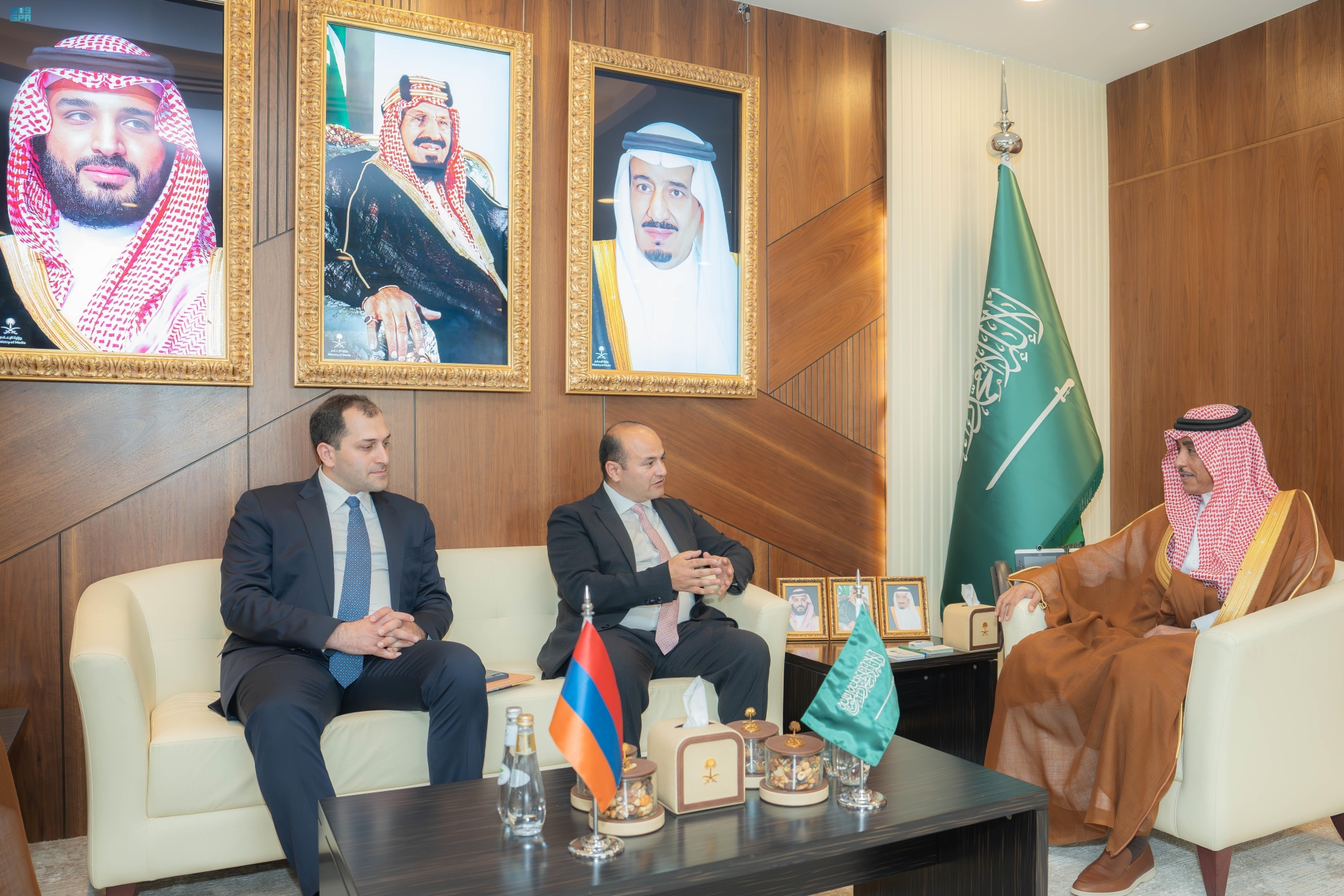 وزير الإعلام يستقبل وزير العمل الأرميني