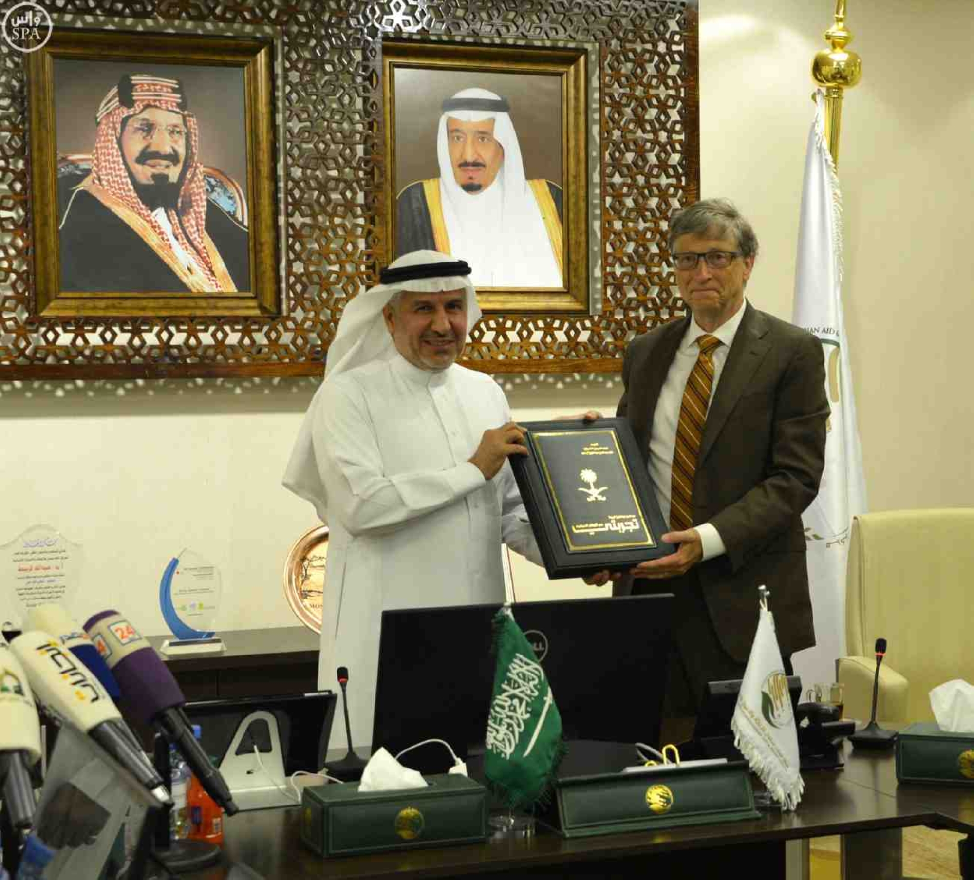 الربيعة يبحث مع بيل غيتس التعاون الإنساني