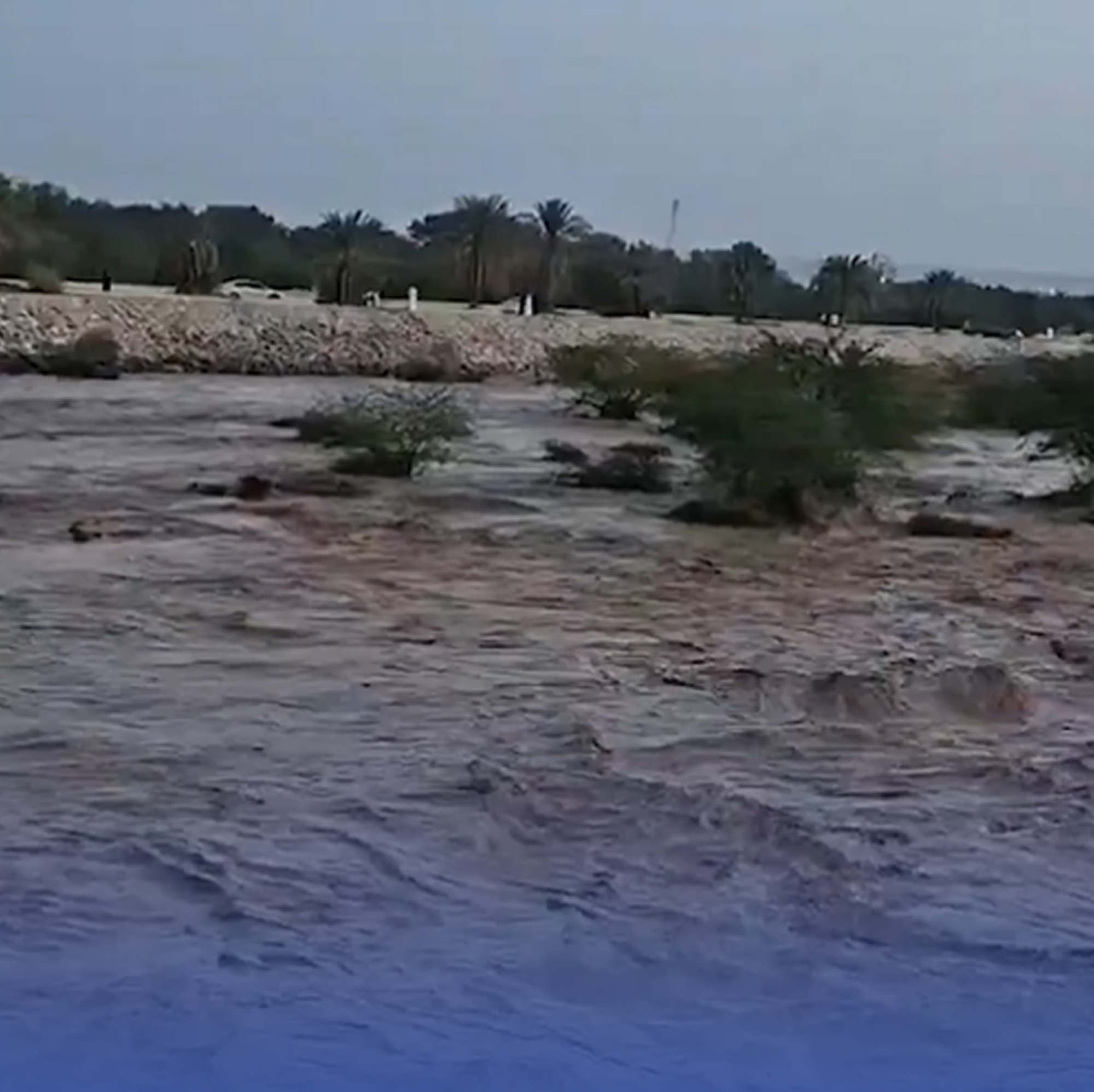 سيل تاريخي يجرف وادي فاطمة بالجموم