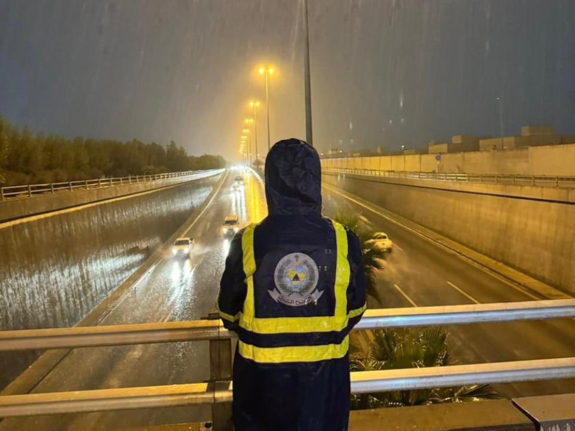 إنقاذ 3 أشخاص حجزهم السيل داخل مركبة بمكة