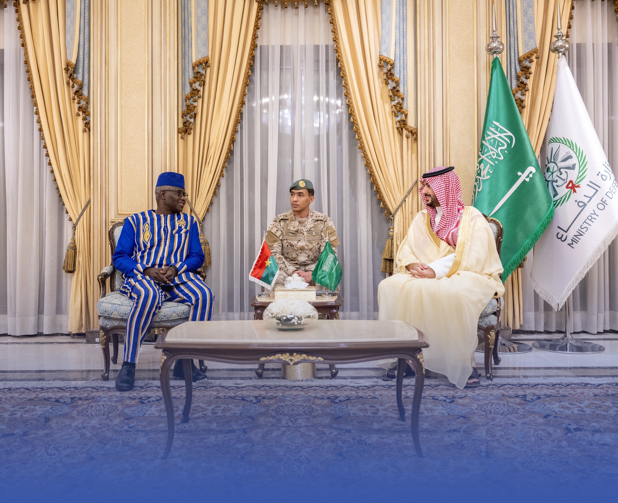 وزير الدفاع يستعرض العلاقات الثنائية مع "كوليبالي"