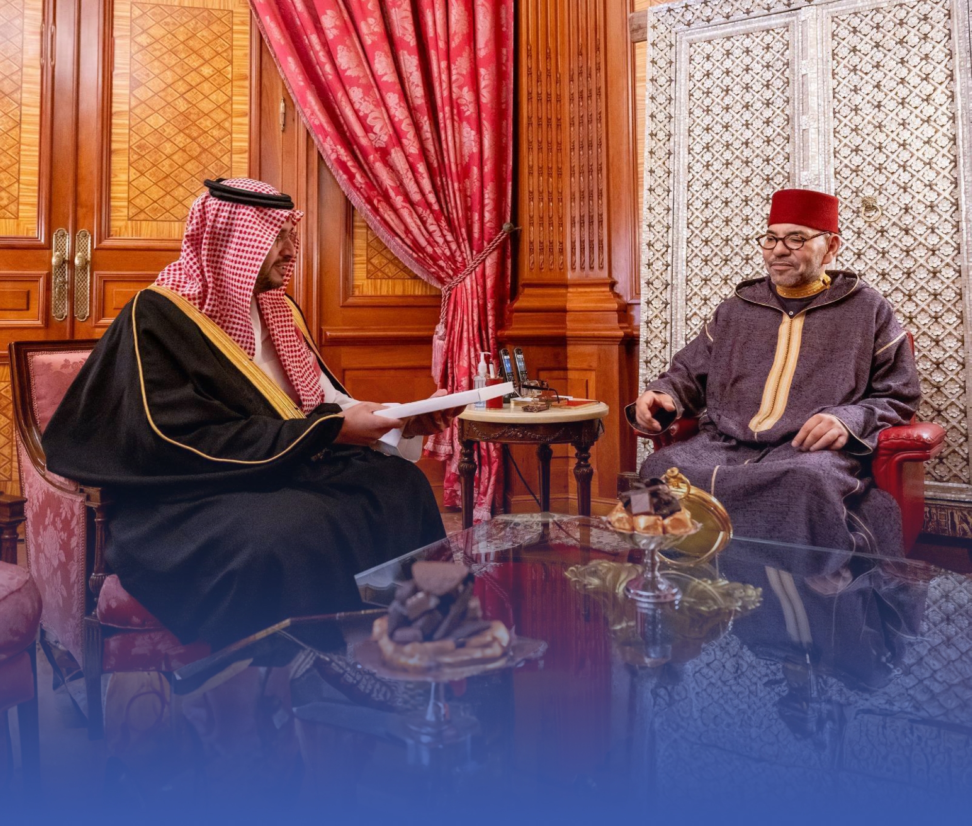 الأمير تركي بن طلال يسلم ملك المغرب رسالة خطية
