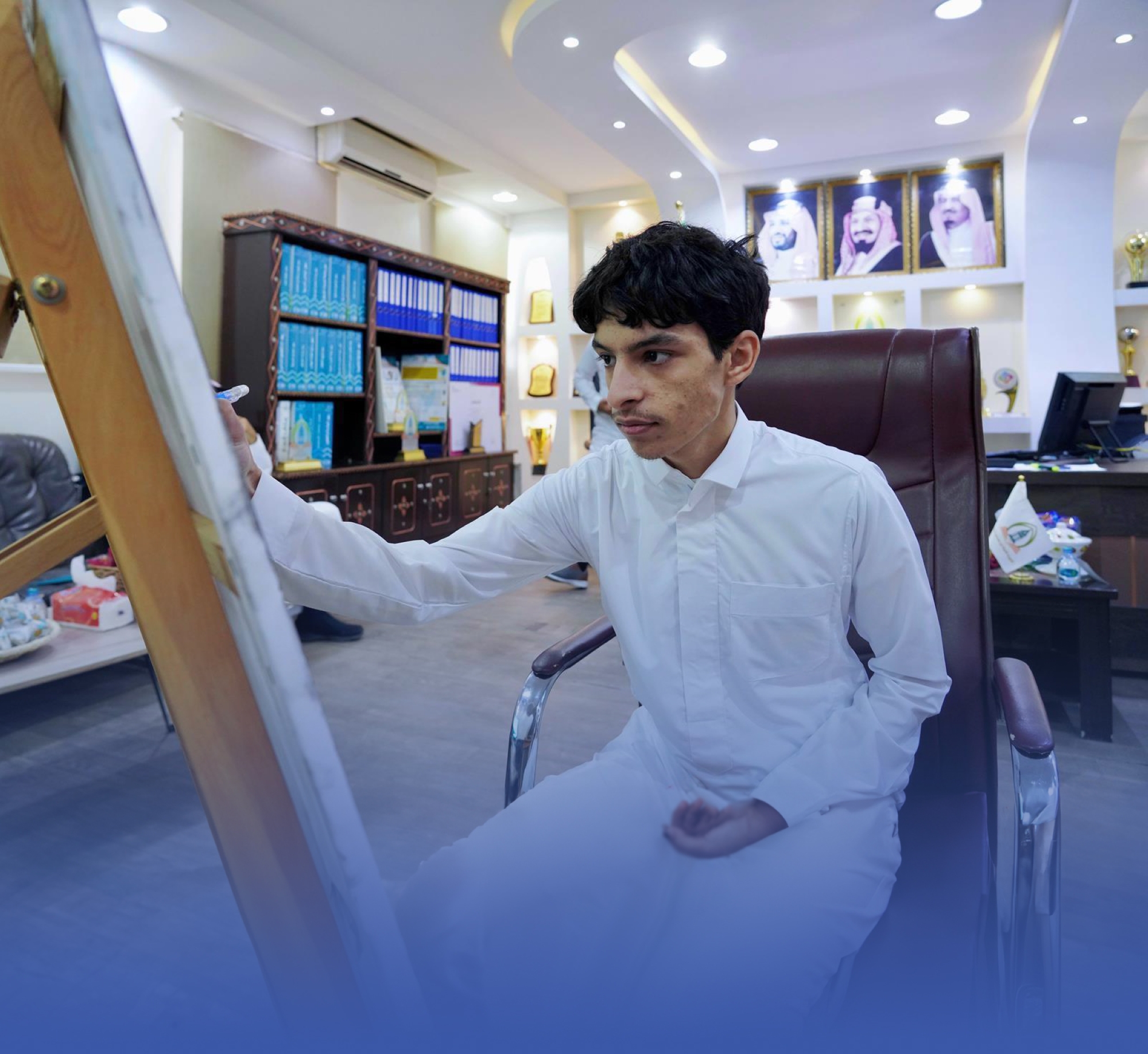 الشمري يبدع في "رسم الأنمي"