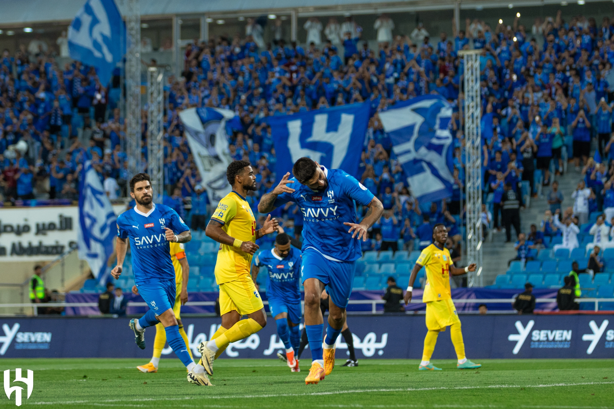 الهلال يحسم لقب دوري روشن بفوز عريض على الحزم