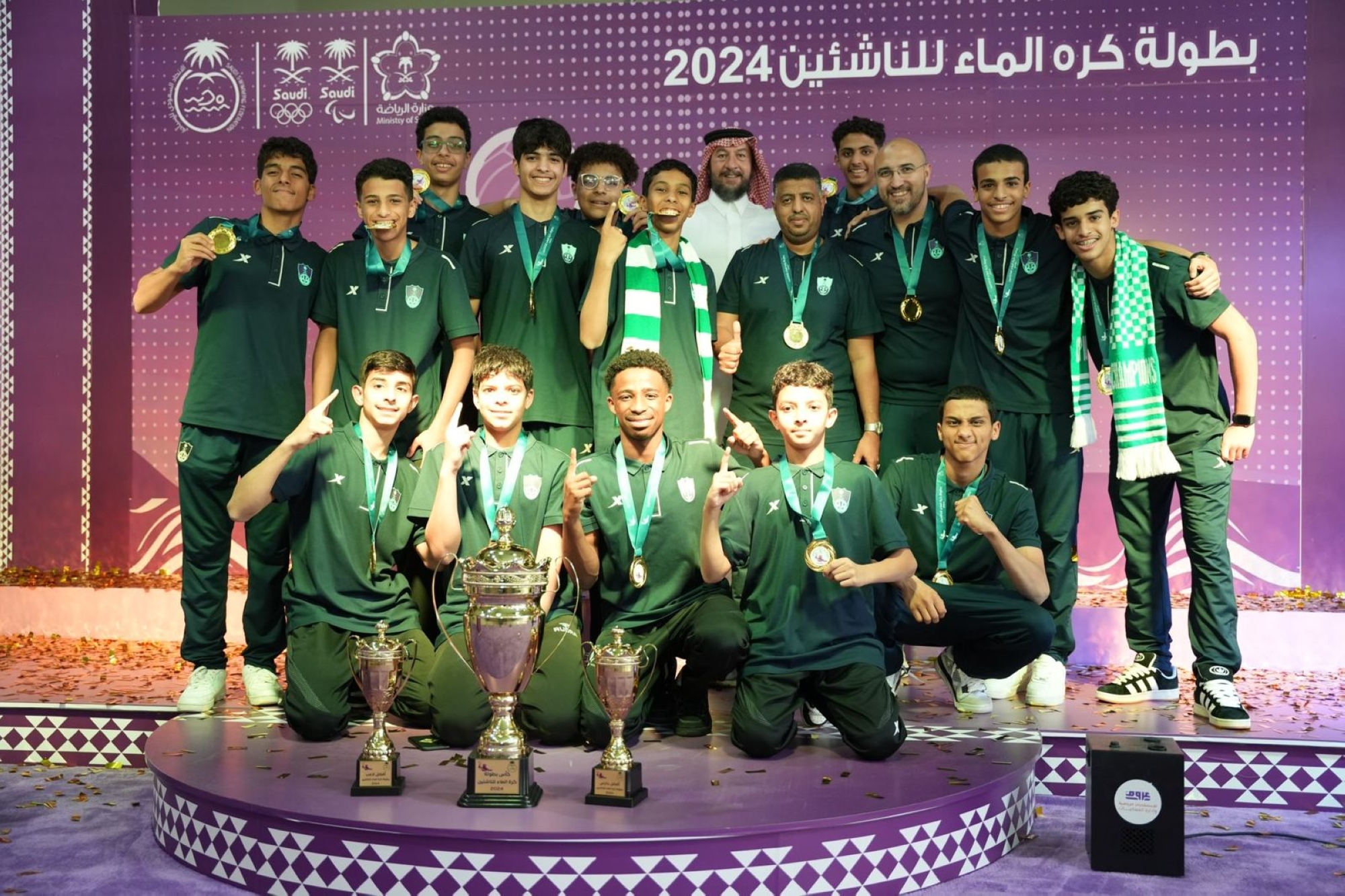 ناشئو الأهلي يتوجون بكأس بطولة كرة الماء