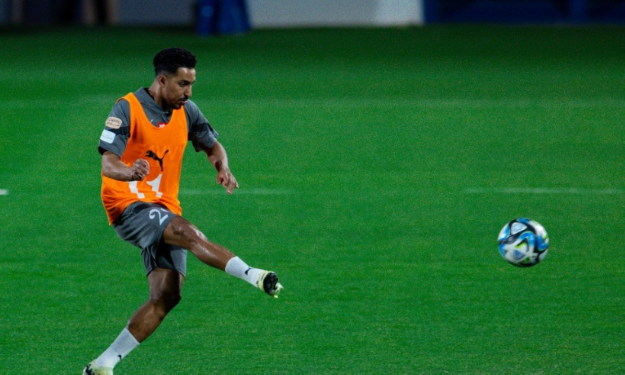 الدوسري يشارك في تدريبات الهلال الجماعية
