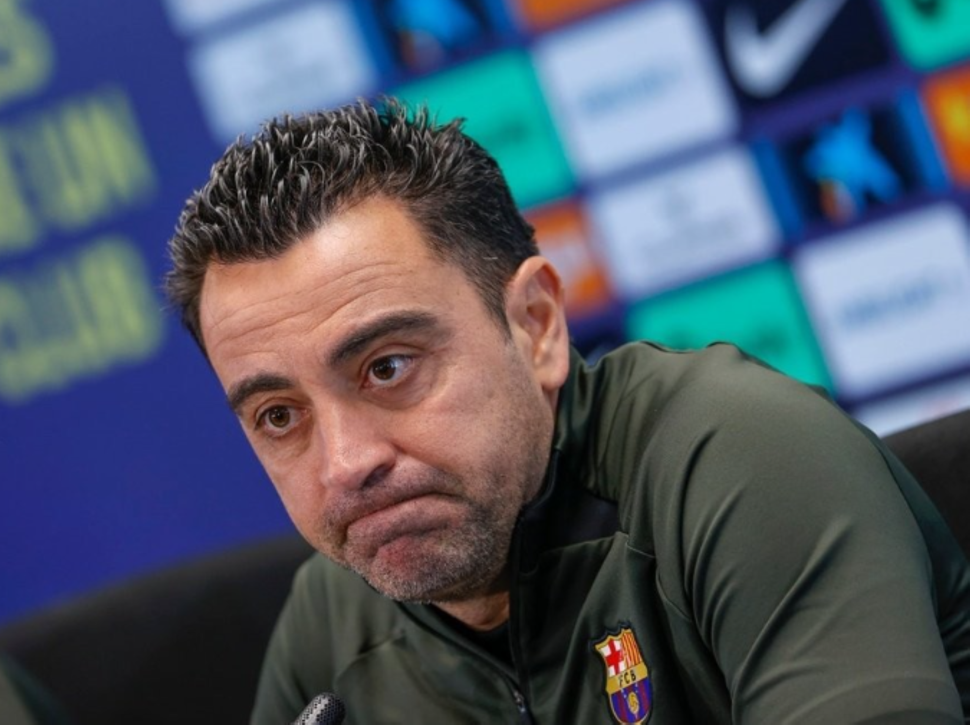 برشلونة يعلن رسميًا إقالة مدربه تشافي