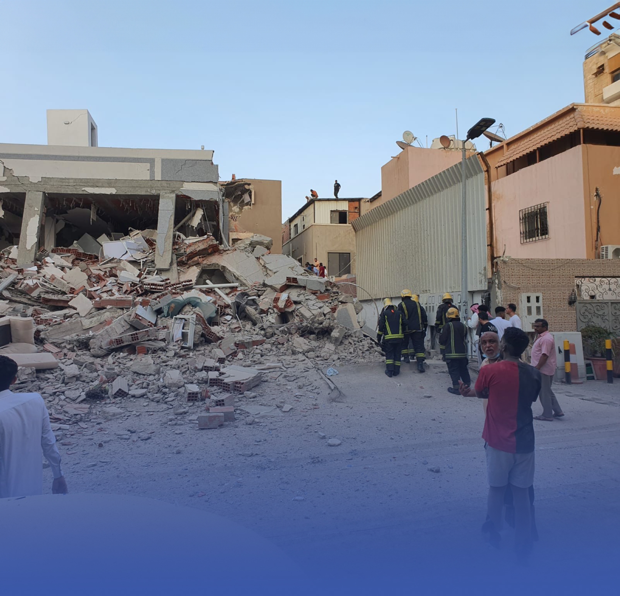 انهيار مبنى بجدة وإنقاذ 3 أشخاص